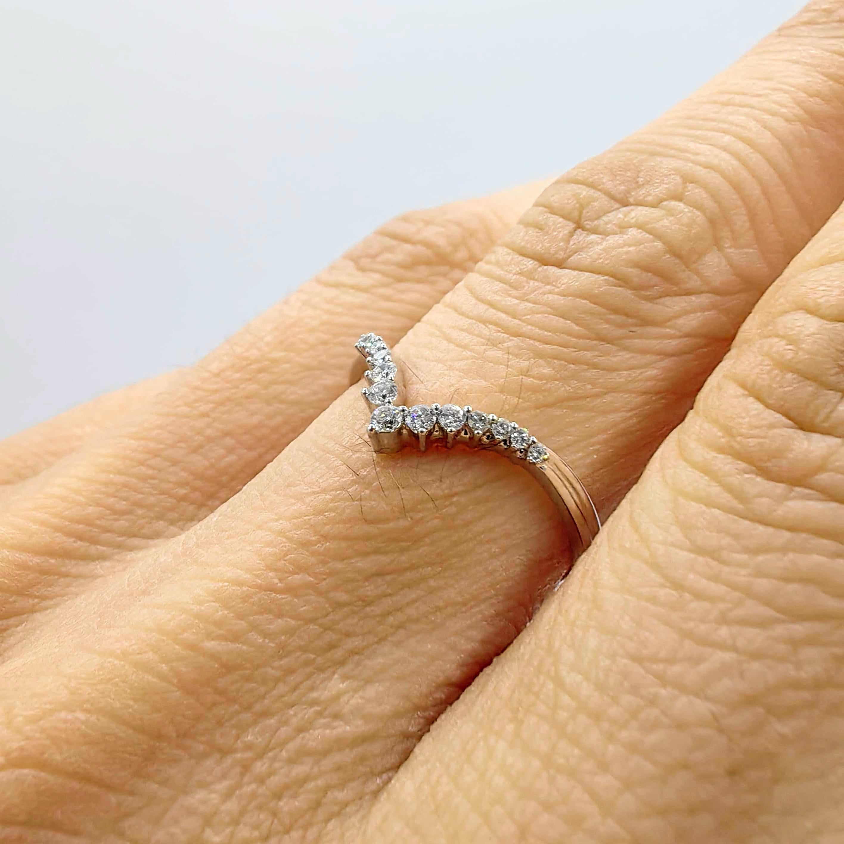 Im Angebot: Runder Brillantschliff Diamant ausgekleidet Chevron Band stapelbar Ring in 18K Weißgold () 9