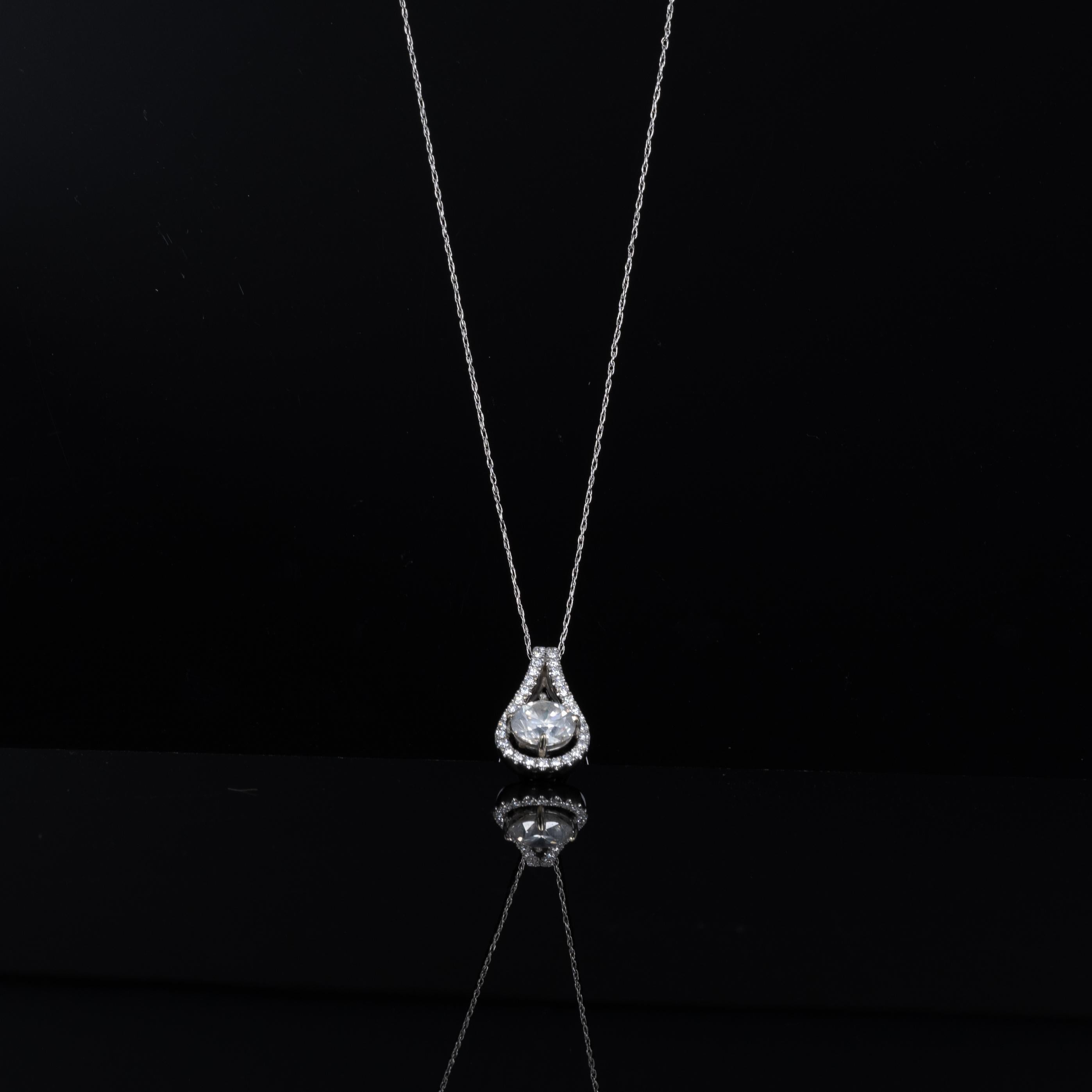Runde Diamant-Halskette im Brillantschliff mit Diamant-Halo mit Diamant-Halo 14K im Zustand „Gut“ in Addison, TX