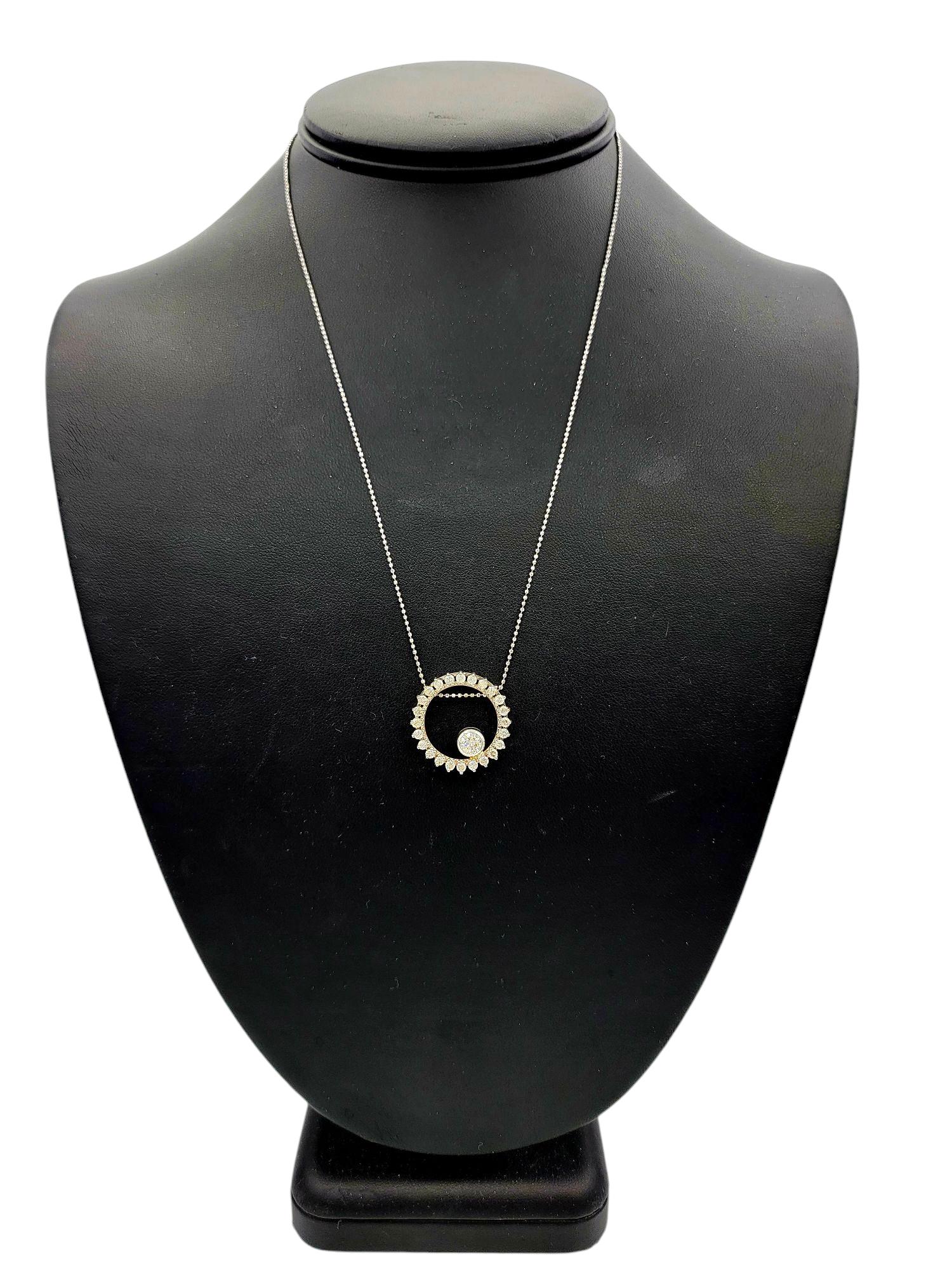 Collana con ciondolo a cerchio aperto con diamanti rotondi taglio Brilliante in oro bianco 14 carati in vendita 4