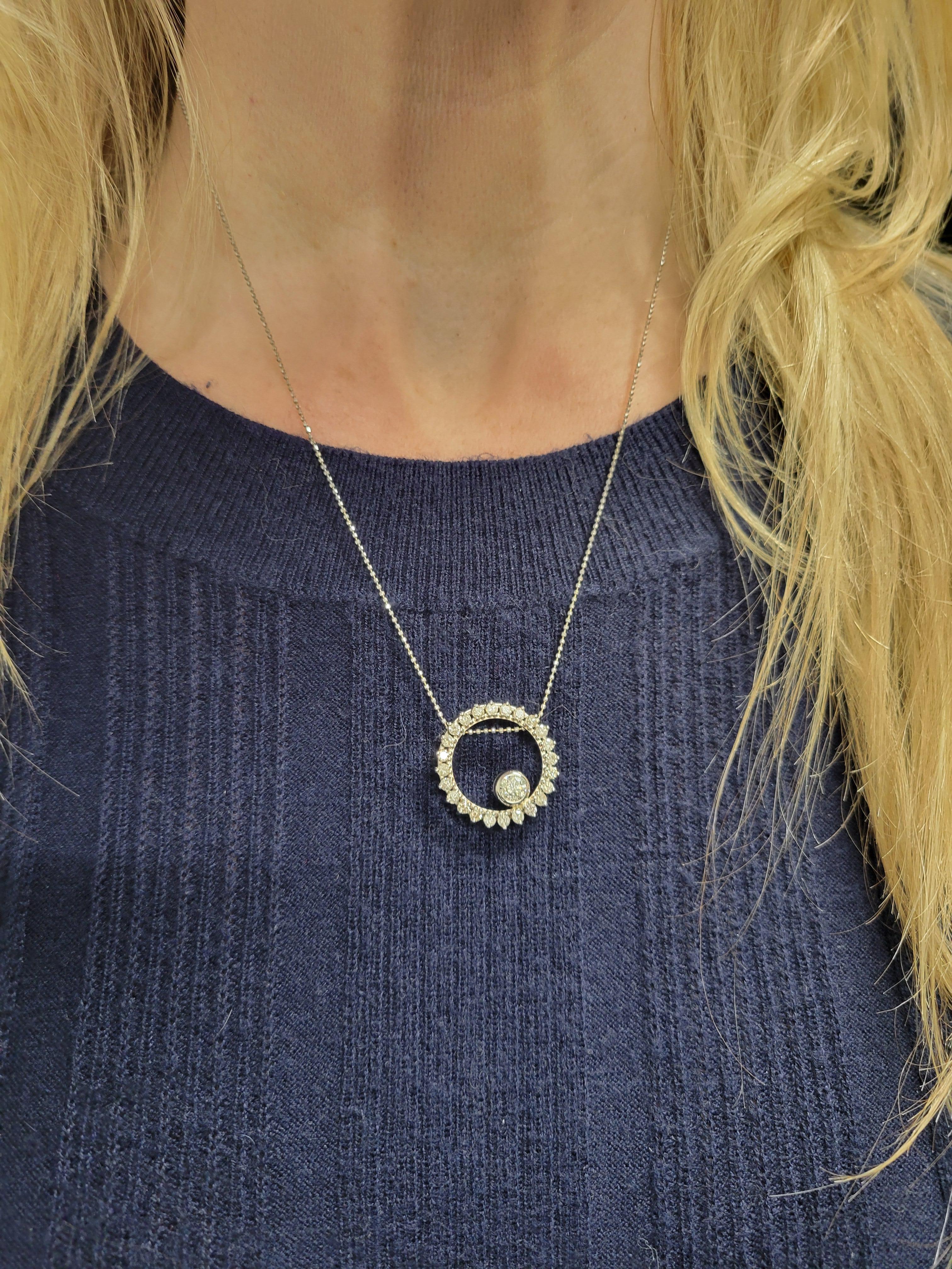 Collana con ciondolo a cerchio aperto con diamanti rotondi taglio Brilliante in oro bianco 14 carati in vendita 5