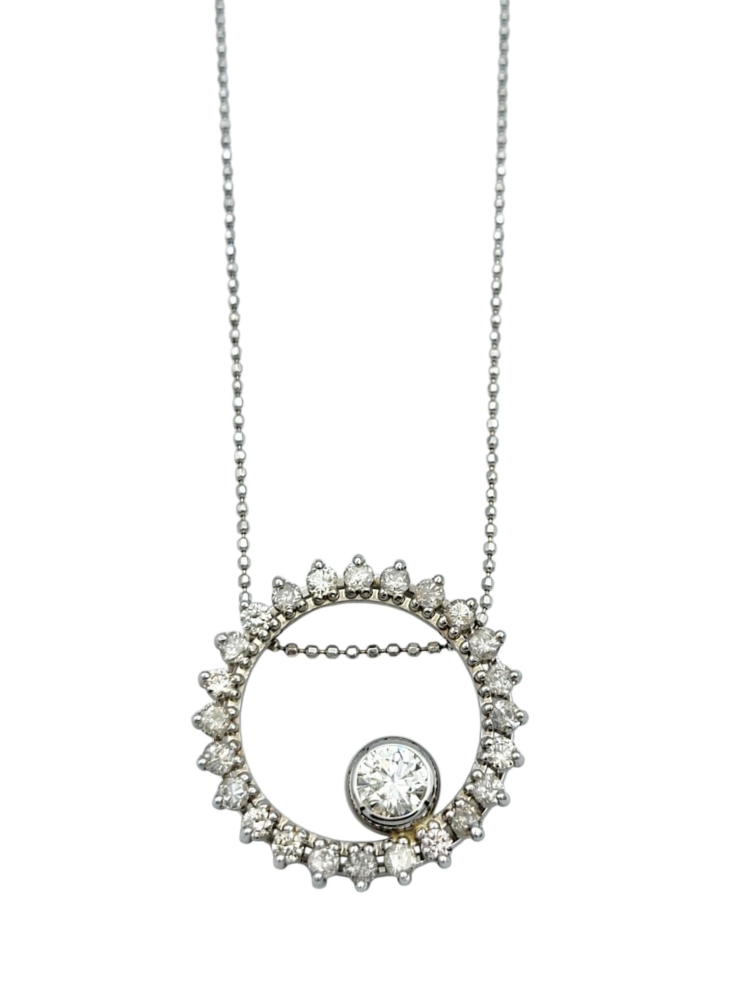 Taglio rotondo Collana con ciondolo a cerchio aperto con diamanti rotondi taglio Brilliante in oro bianco 14 carati in vendita