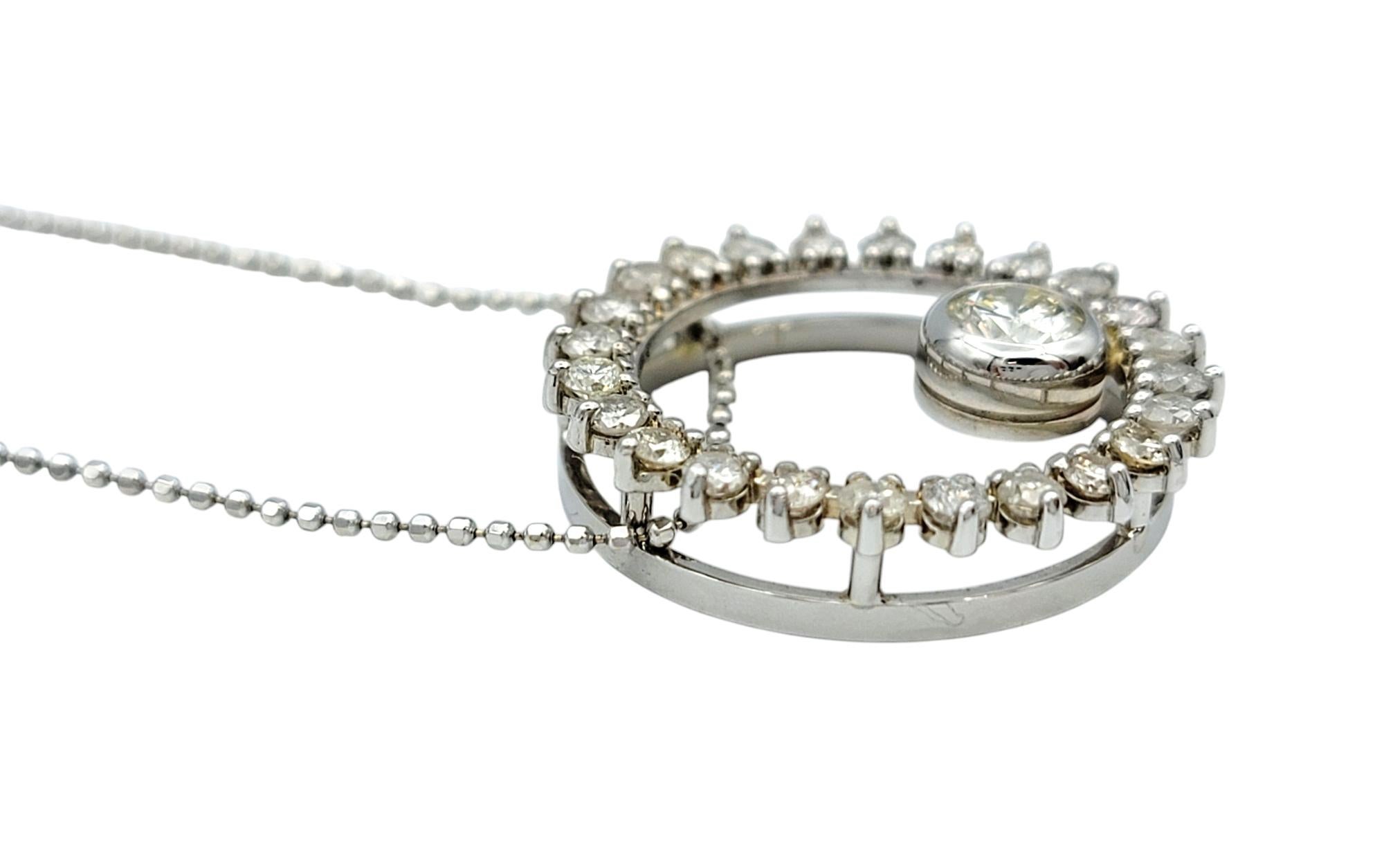 Collana con ciondolo a cerchio aperto con diamanti rotondi taglio Brilliante in oro bianco 14 carati In condizioni buone in vendita a Scottsdale, AZ