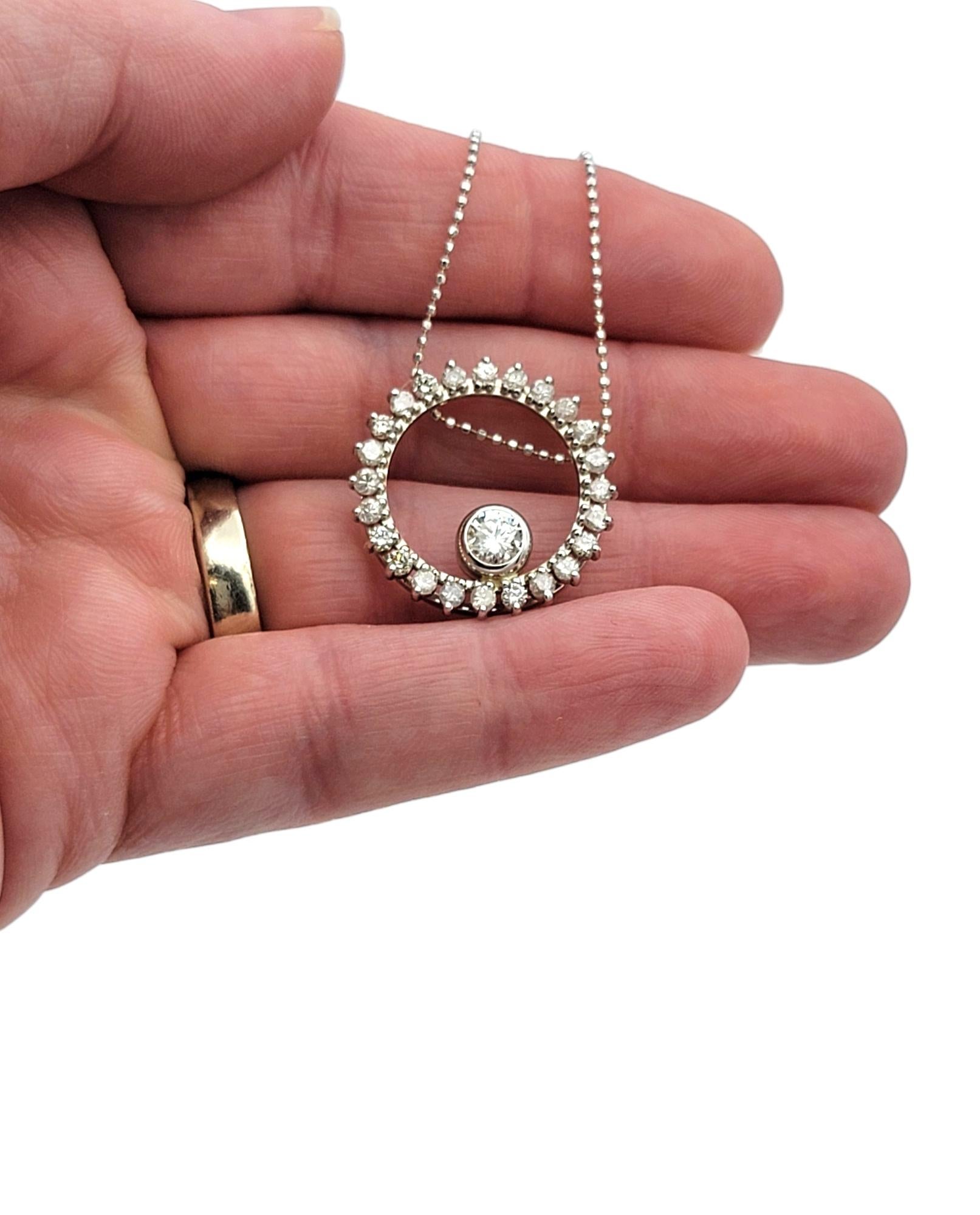 Collana con ciondolo a cerchio aperto con diamanti rotondi taglio Brilliante in oro bianco 14 carati in vendita 3