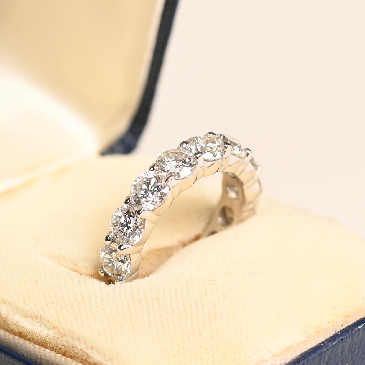Questa squisita fascia per l'eternità con diamanti è un simbolo senza tempo di eleganza e raffinatezza. Realizzato in platino, presenta circa 7,10 carati di diamanti rotondi a taglio brillante, ciascuno del peso di circa 0,5 carati. Questi