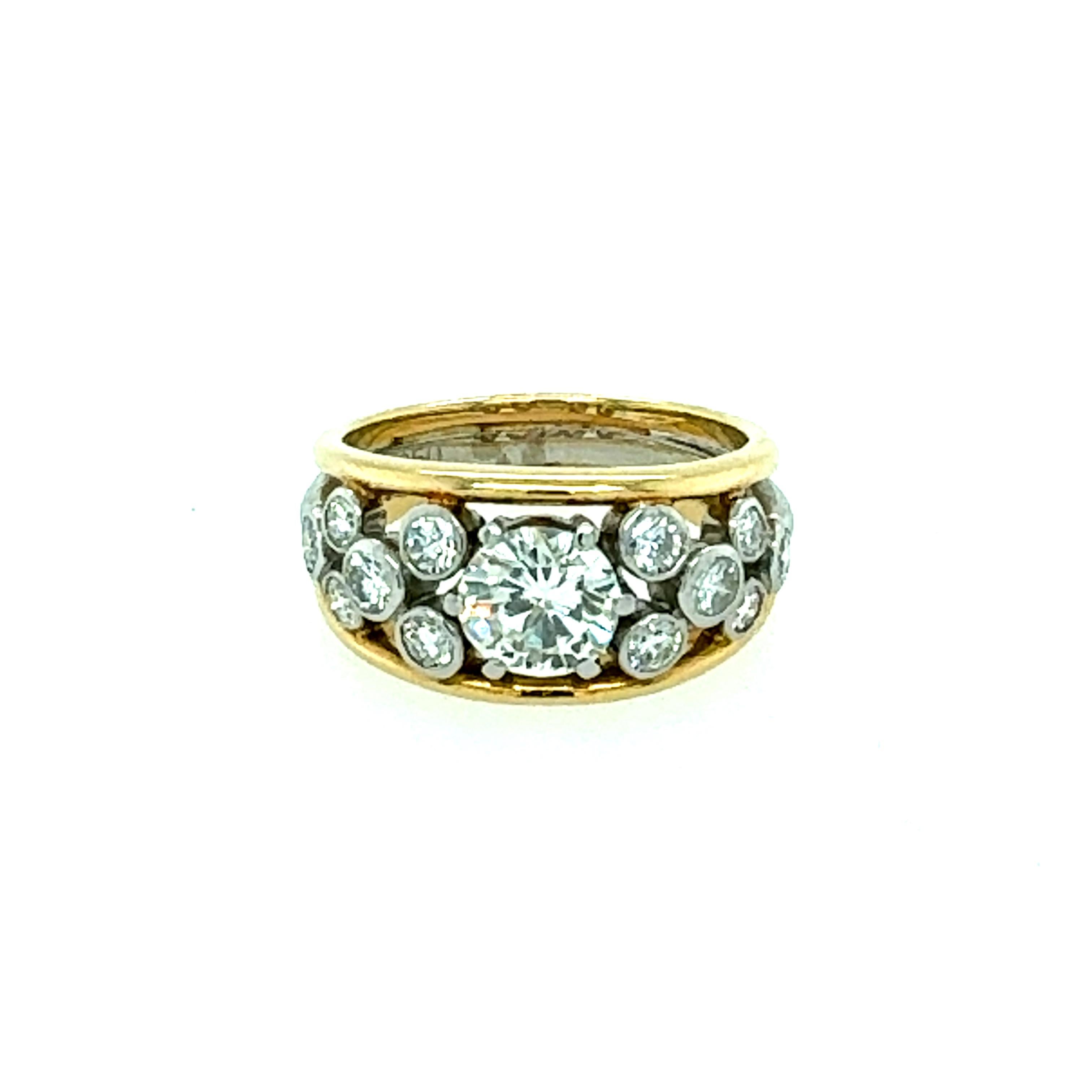 Découvrez l'élégance intemporelle avec cette exquise bague en diamant dans un mélange étonnant de platine et d'or jaune 18k. Fabriquée à la main avec un art méticuleux, cette bague présente en son centre un captivant diamant rond de taille brillant,