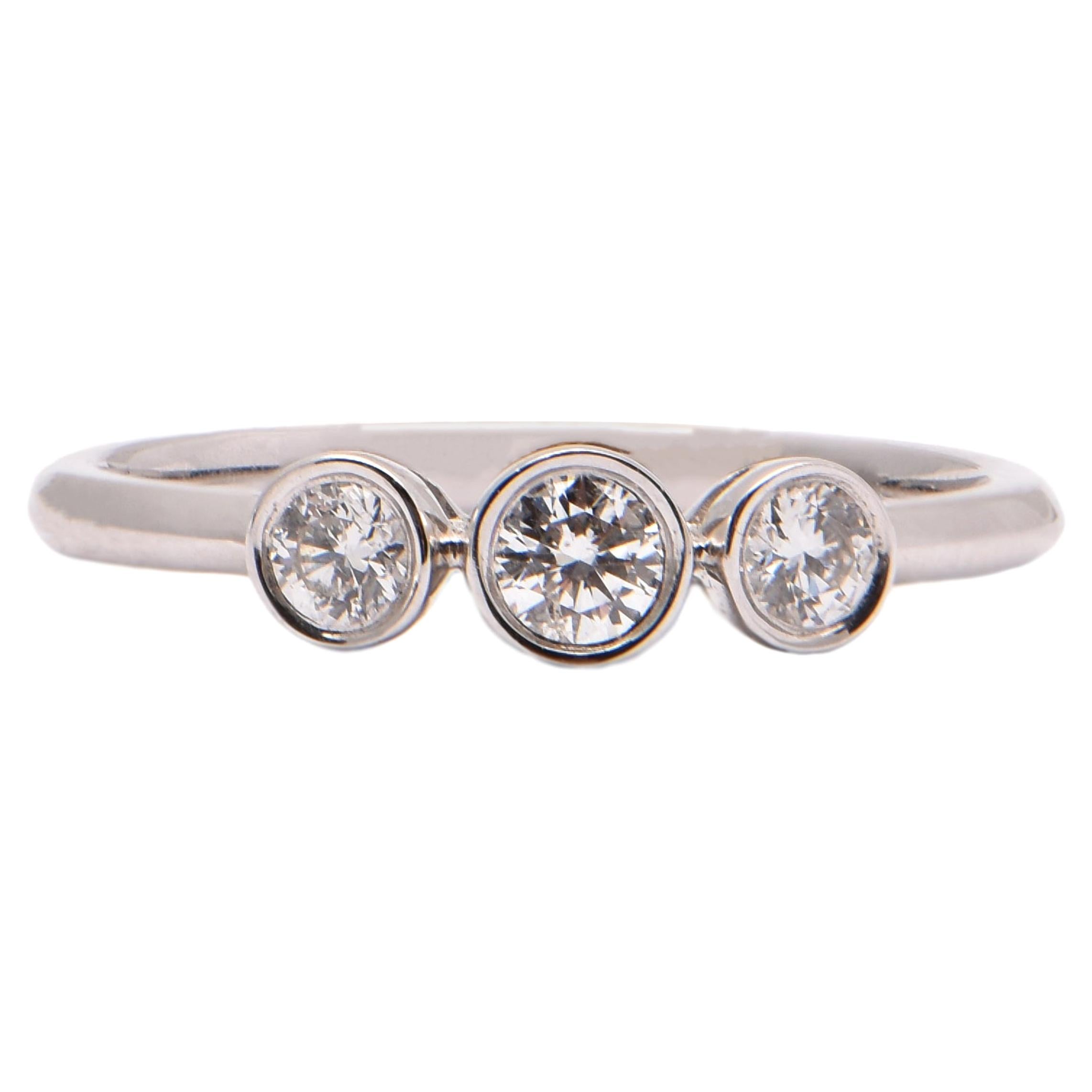 Round Brilliant Cut Diamond Trilogy Ring in 18 Carat White Gold For Sale