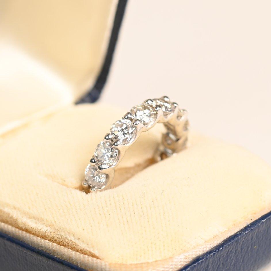 Alianza de diamantes talla brillante redonda (aprox. 4 quilates), Platino Corte redondo en venta