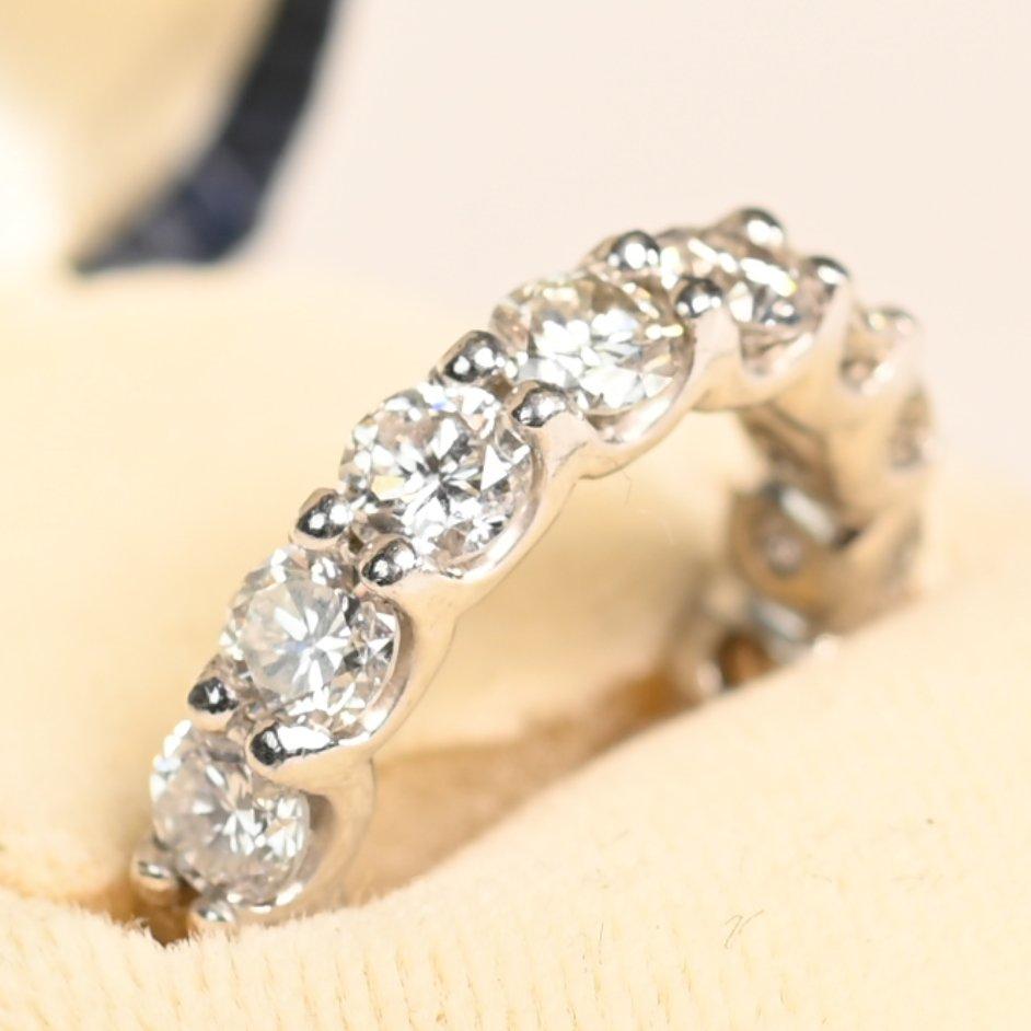 Alianza de diamantes talla brillante redonda (aprox. 4 quilates), Platino en Excelente estado para la venta en New York, NY