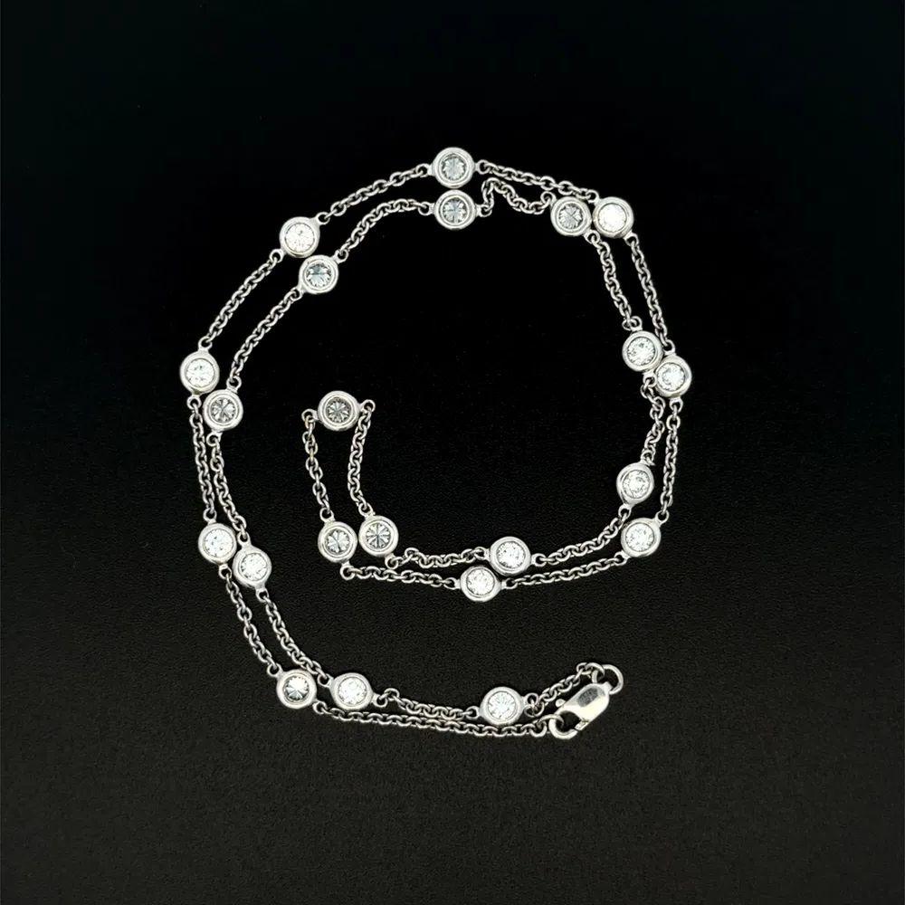 Semplicemente bello! Elegante e finemente dettagliata, la collana a catena d'oro Diamond By The Yard A Link. Con 2,50 carati di 22 diamanti rotondi a taglio Brilliante, distribuiti uniformemente lungo una catena in oro bianco 18 carati lunga 17