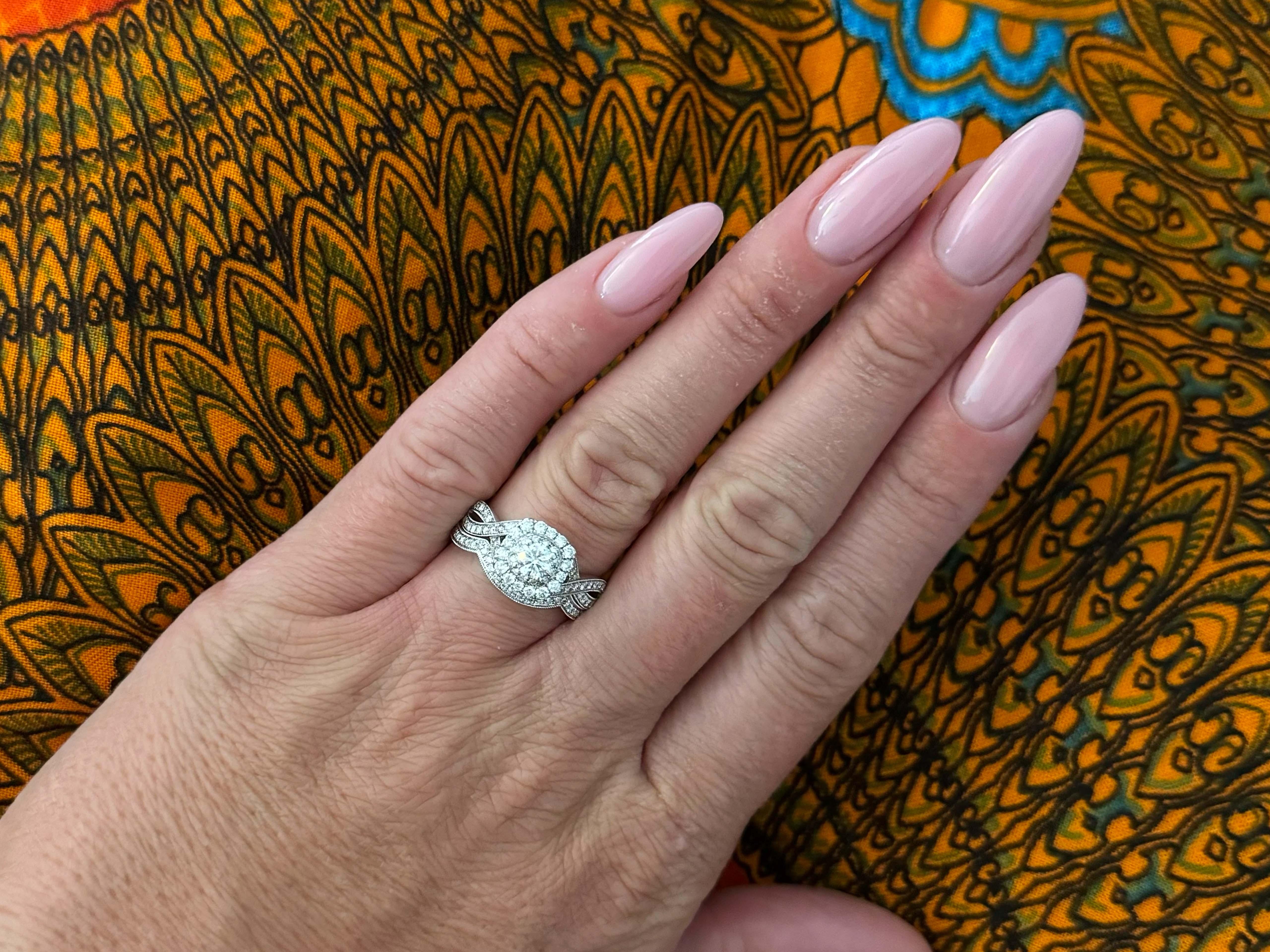 Artikel-Spezifikationen:

Entwerfer: Neil Lane's

Metall: 14K Weißgold

Ring Größe: 6.5

Gesamtgewicht:  6,7 Gramm

Spezifikationen für Diamanten:

Zentraler Diamant: ~0,30 Karat

Zentrum Diamant Farbe: G

Center Diamant Reinheit: I1

Zentrum