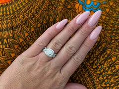 Anello di fidanzamento con diamante di Neil Lane e fascia abbinata in oro bianco 14k