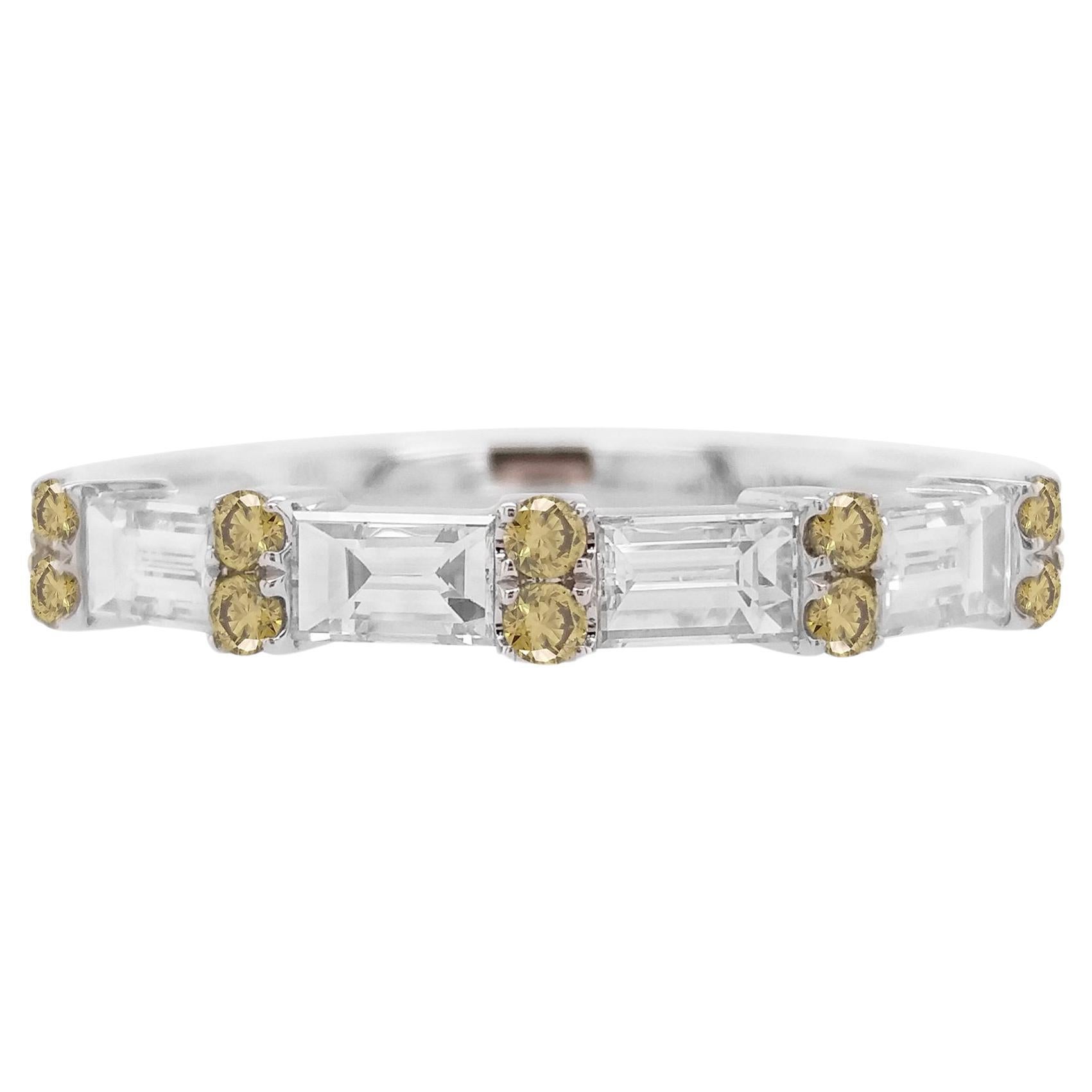 Anillo de oro de 18 quilates con diamante verde talla brillante redondo y diamante blanco baguette