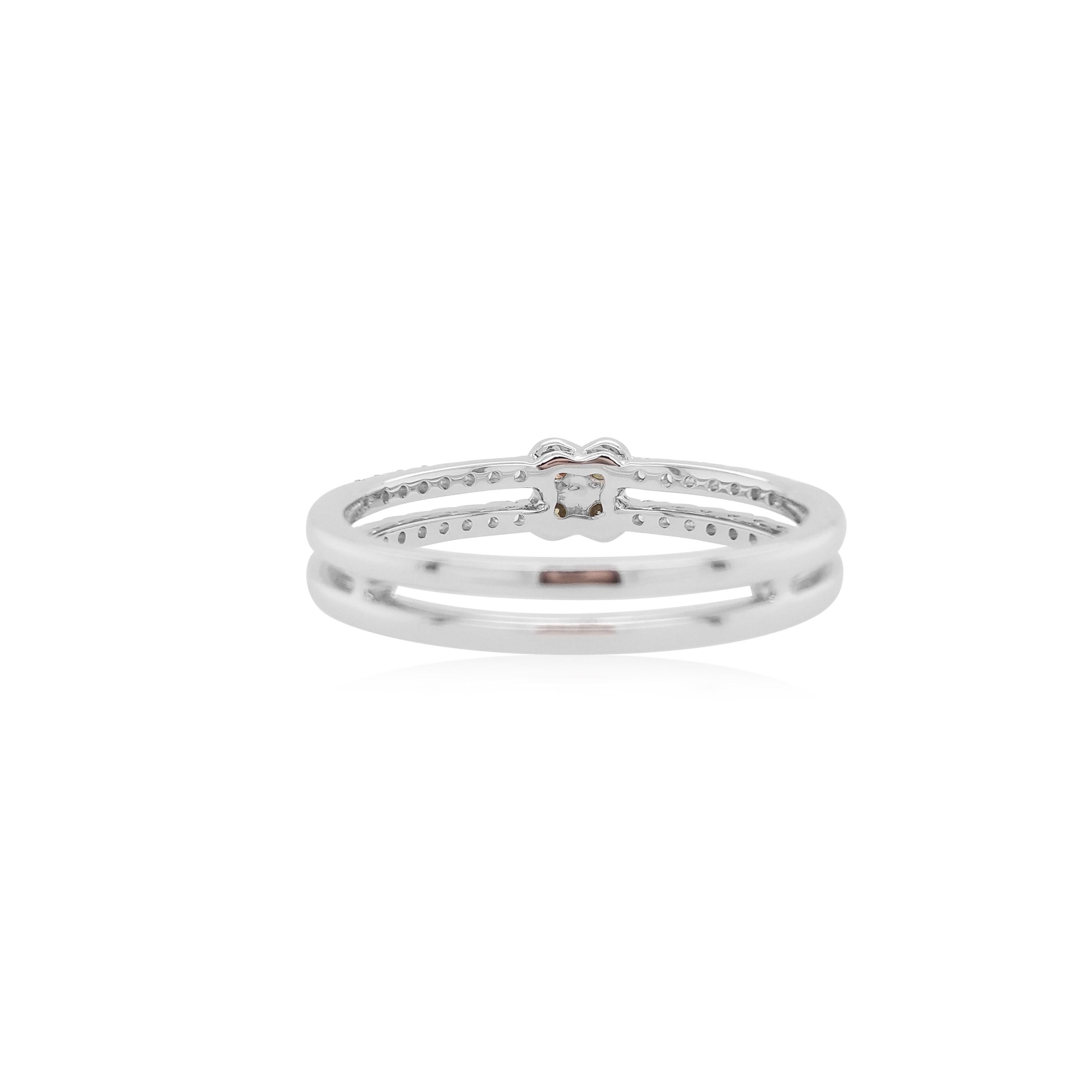 Elegante anillo de banda con una hermosa línea de diamantes verdes raros estilizados con diamantes blancos, fabricado en oro de 18 K

Diamantes verdes talla brillante redondos - 0,10 cts
Diamante Blanco Corte Brillante Redondo - 0.21 cts
Hecho en