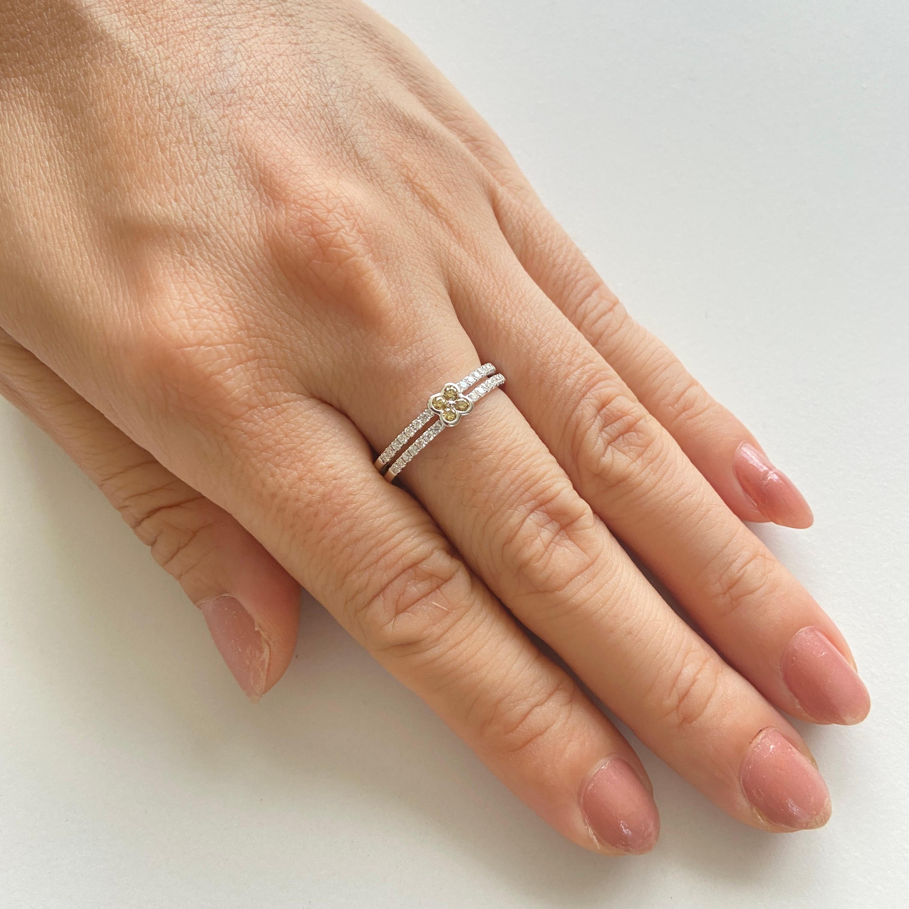 Anillo de oro de 18 quilates con diamante verde talla brillante redondo y diamante blanco Corte redondo en venta
