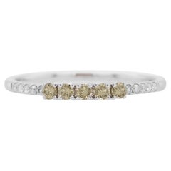 Ring aus 18 Karat Gold mit rundem grünem Diamanten im Brillantschliff und weißem Diamanten