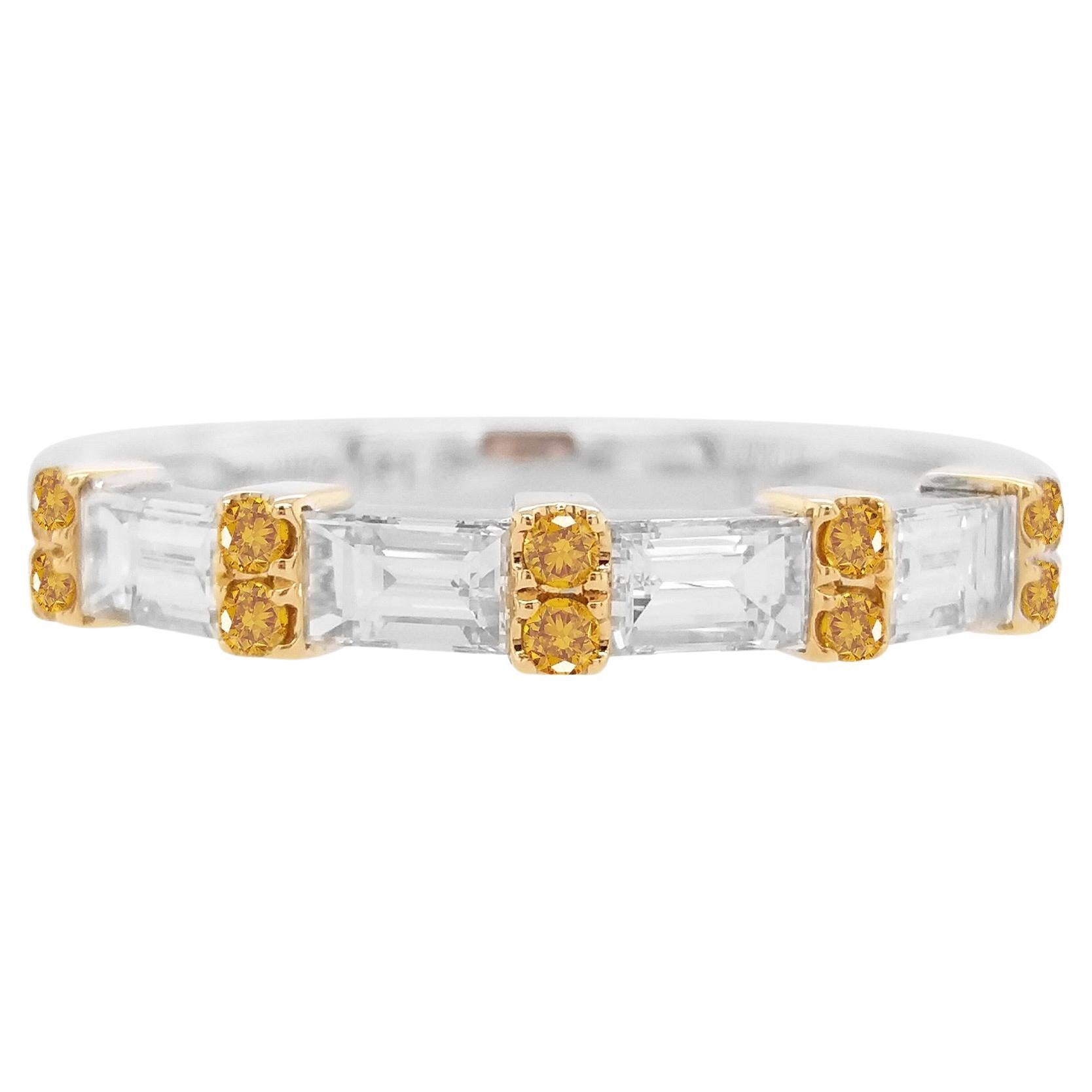 Anillo de oro de 18 quilates con diamante naranja talla brillante redondo y diamante blanco baguette