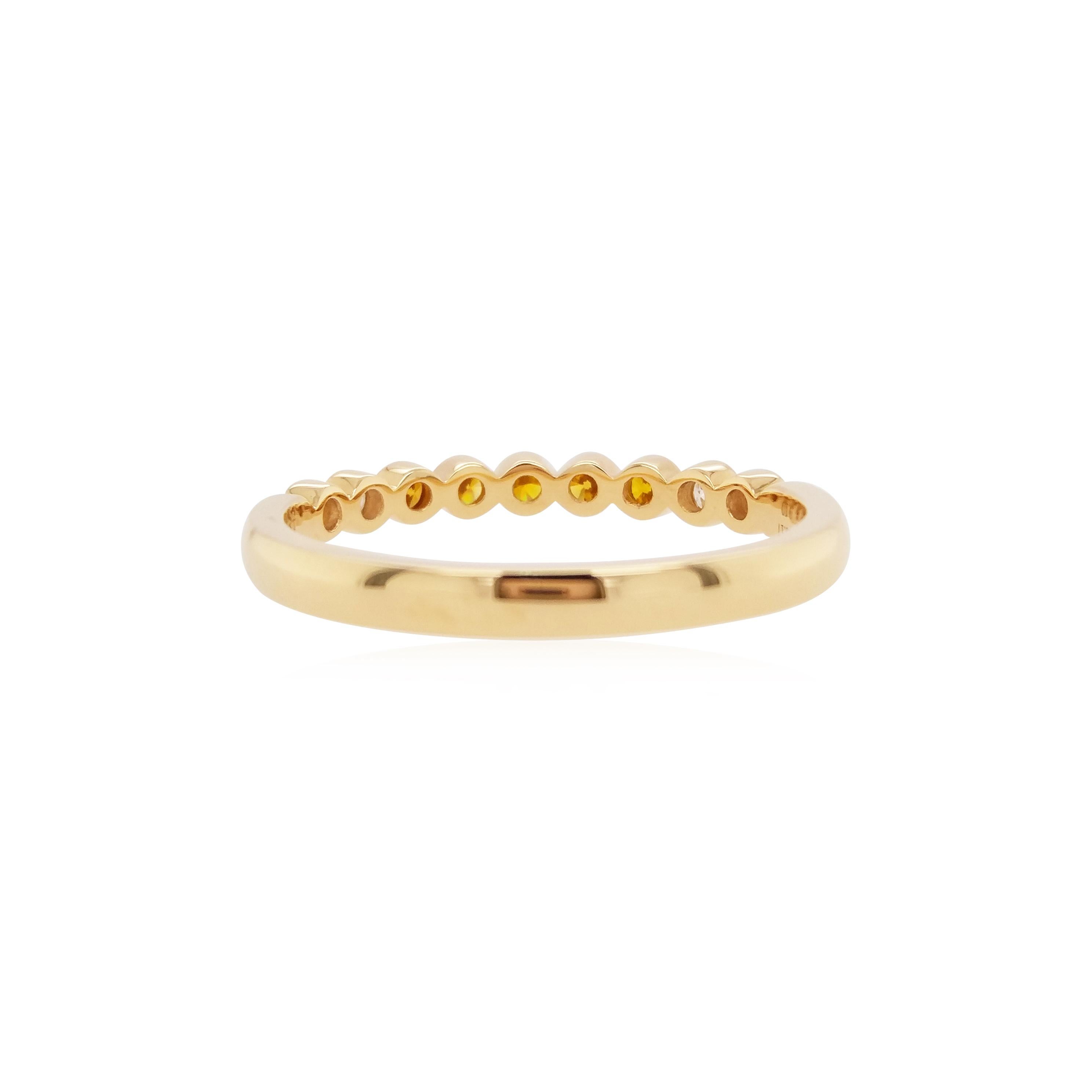 Elegante anillo de banda con una hermosa línea de diamantes Raros Naturales Naranja estilizados con diamantes blancos, fabricado en Oro de 18 K

Diamantes amarillos talla brillante redondos - 0.17 cts
Diamantes blancos talla brillante redondos -