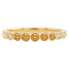 Anello a fascia con diamante arancione e diamante bianco in oro 18 carati con taglio a brillante rotondo