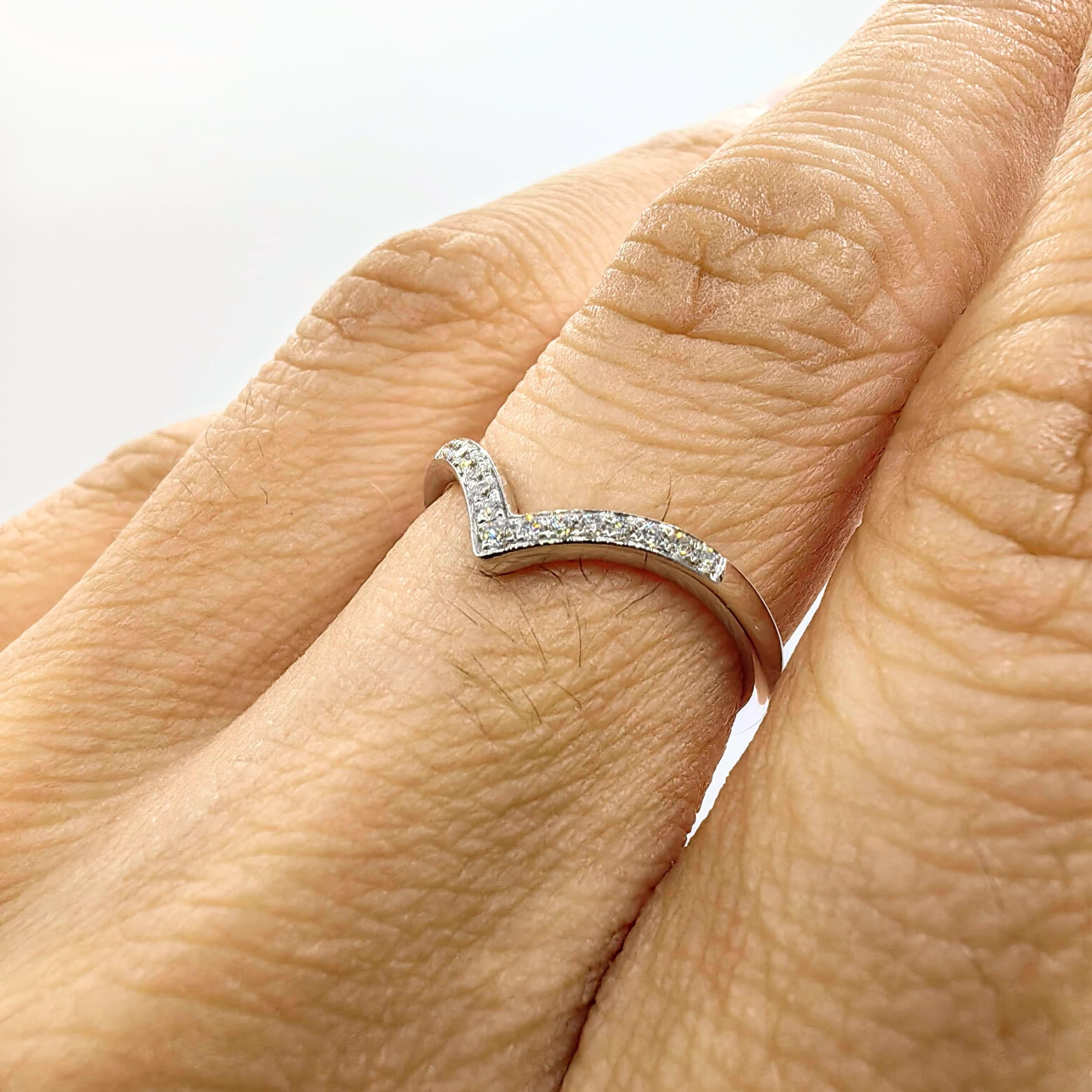 Im Angebot: Runder Brillantschliff Pavé-Diamant Chevron stapelbarer Bandring aus 18K Weißgold () 10