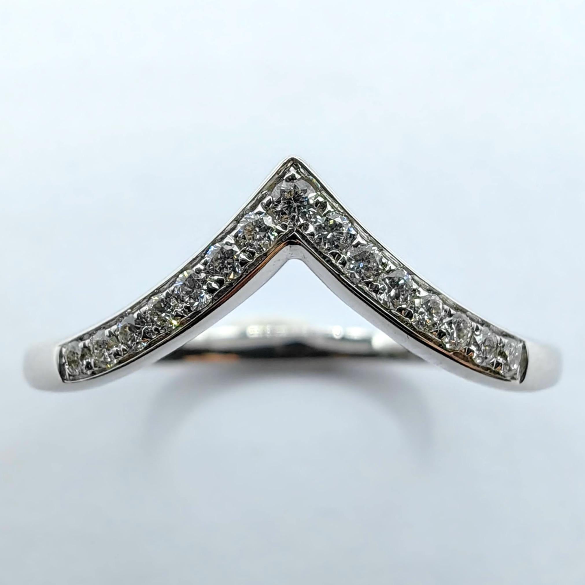 Im Angebot: Runder Brillantschliff Pavé-Diamant Chevron stapelbarer Bandring aus 18K Weißgold () 2
