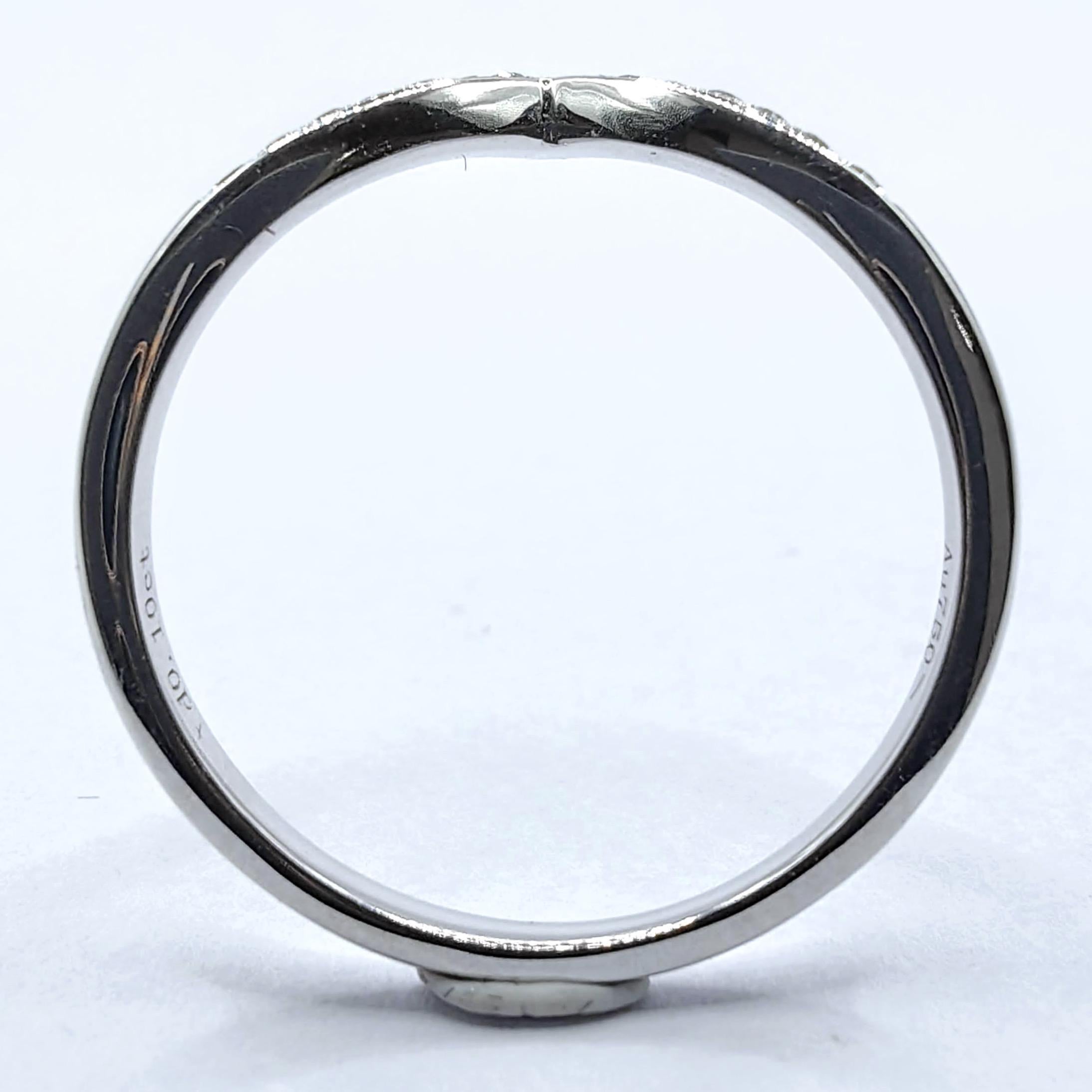 Im Angebot: Runder Brillantschliff Pavé-Diamant Chevron stapelbarer Bandring aus 18K Weißgold () 3