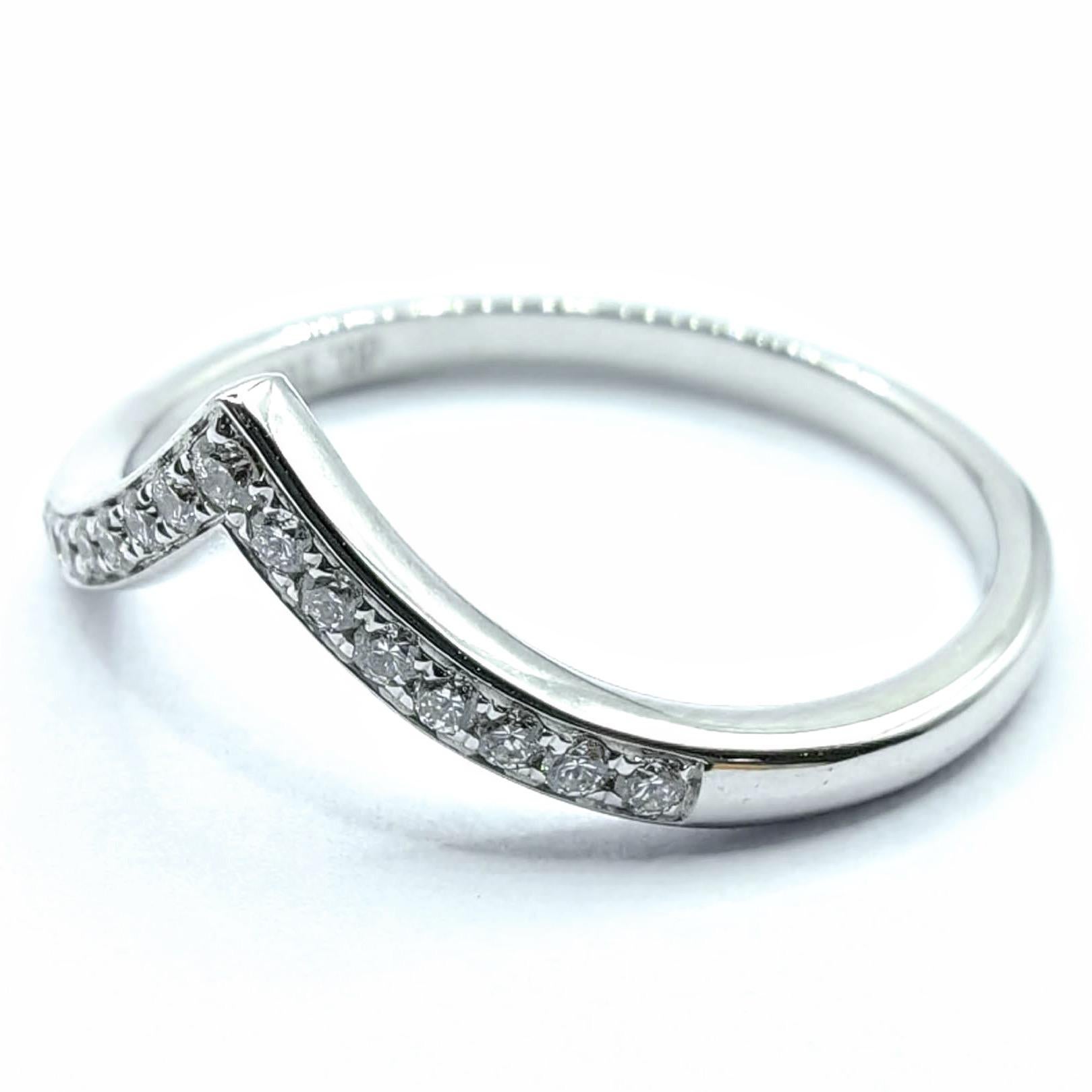 Im Angebot: Runder Brillantschliff Pavé-Diamant Chevron stapelbarer Bandring aus 18K Weißgold () 4