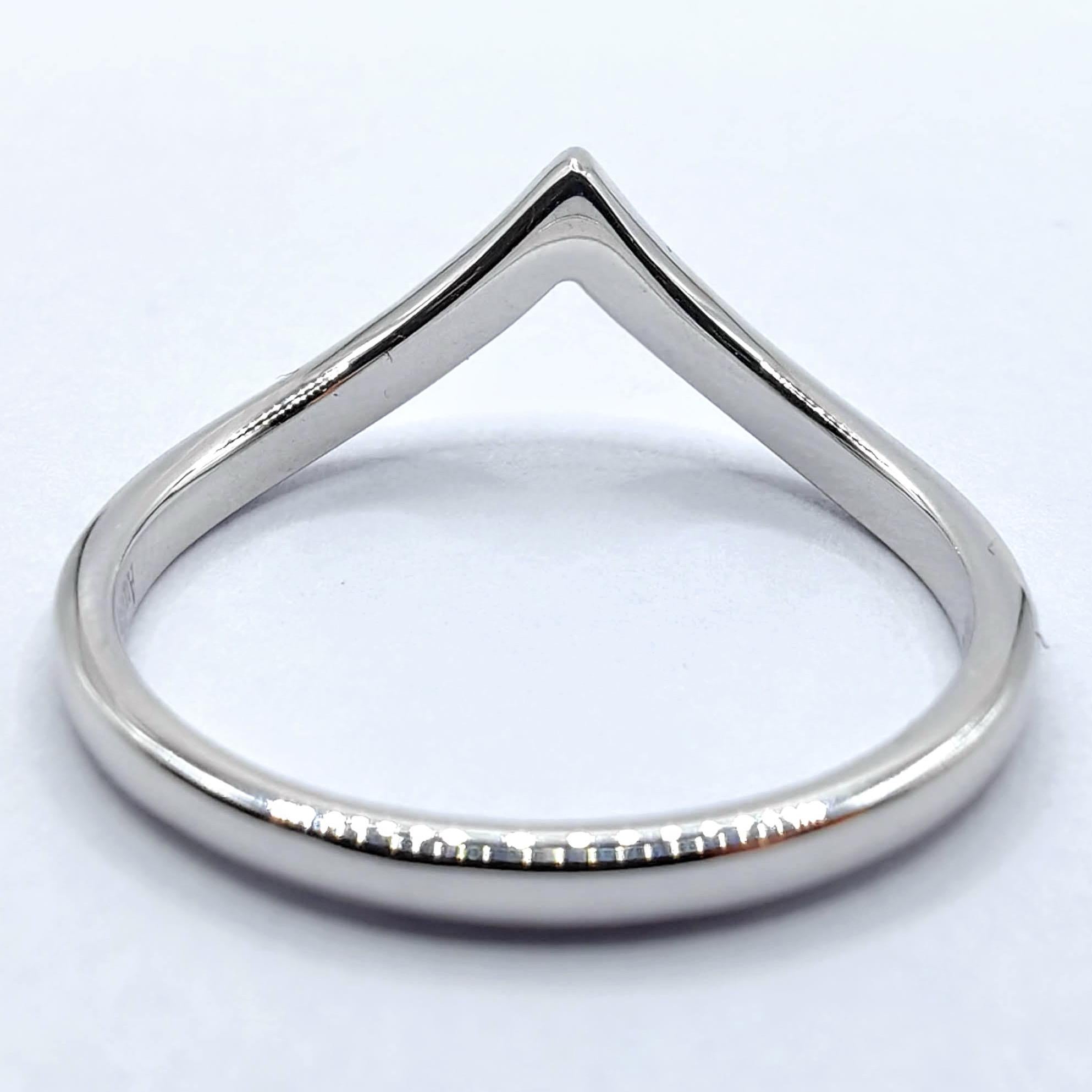 Im Angebot: Runder Brillantschliff Pavé-Diamant Chevron stapelbarer Bandring aus 18K Weißgold () 5