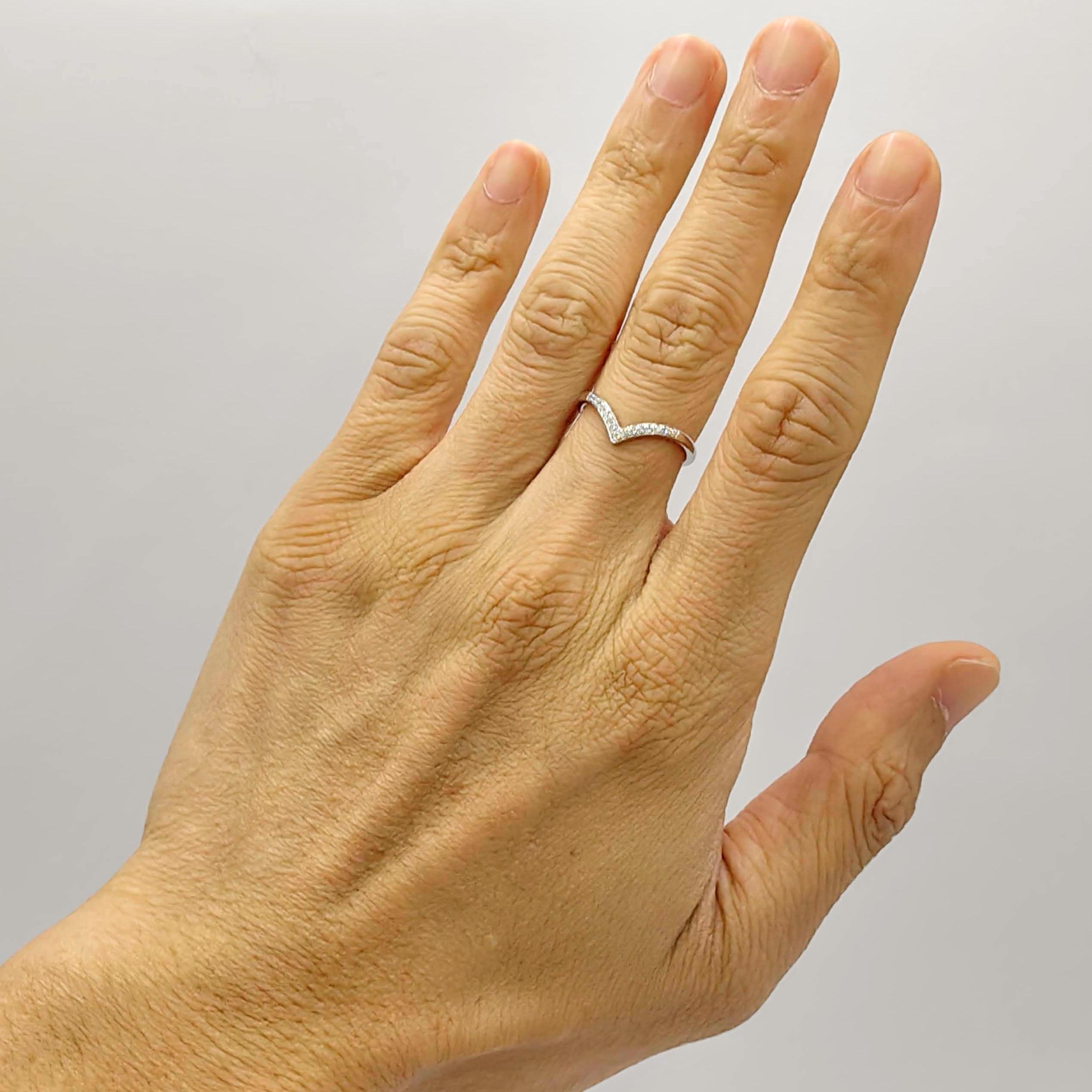 Im Angebot: Runder Brillantschliff Pavé-Diamant Chevron stapelbarer Bandring aus 18K Weißgold () 8