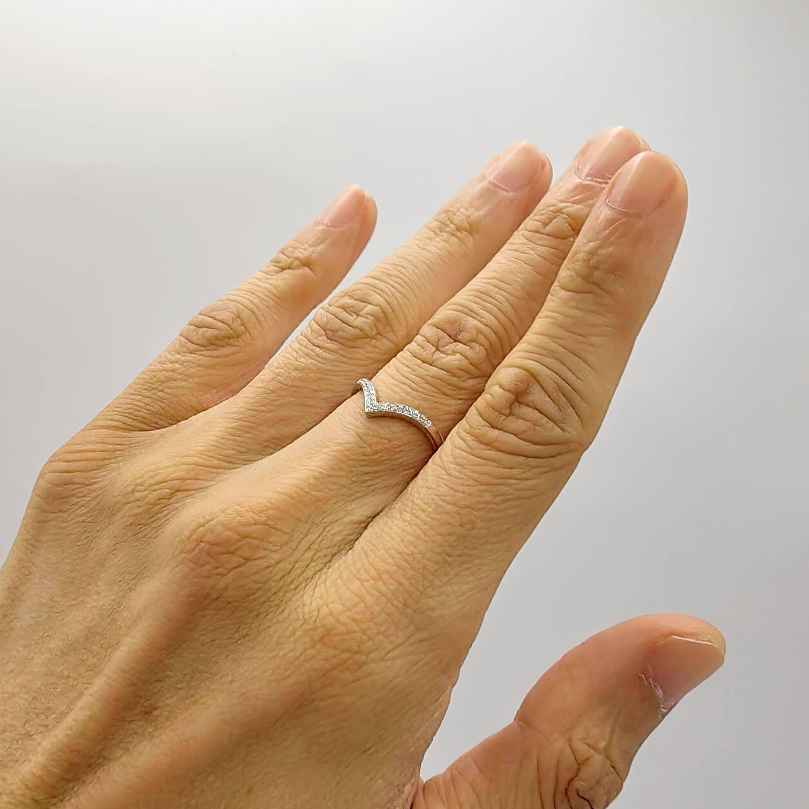 Im Angebot: Runder Brillantschliff Pavé-Diamant Chevron stapelbarer Bandring aus 18K Weißgold () 9