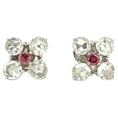 Boucles d'oreilles en or ornées d'un diamant rond de taille brillant et d'un diamant blanc de taille rose