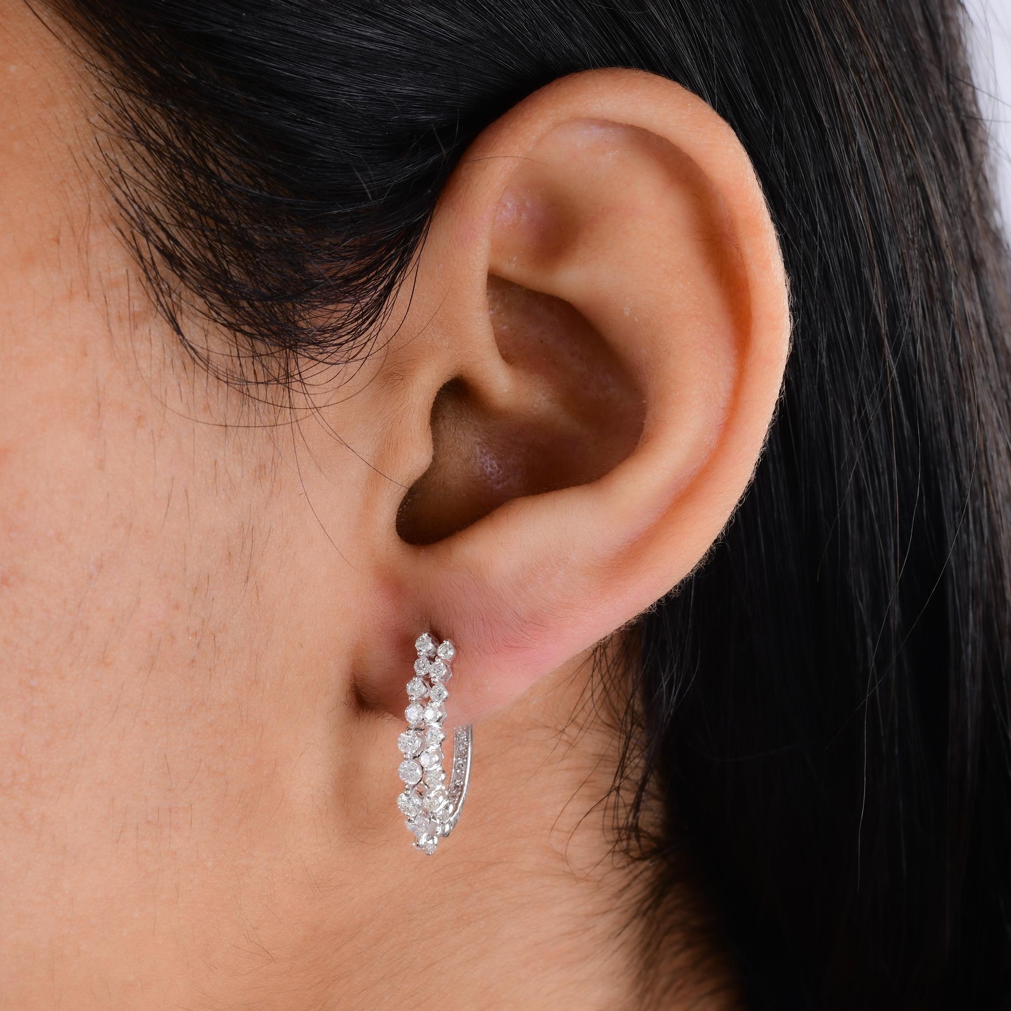 Boucles d'oreilles Huggies en or blanc 18k, diamants SI/H, taille brillant ronde
Ces boucles d'oreilles présentent une silhouette ouverte unique, ornée de trois rangées en cascade de diamants ronds de taille brillant qui se balancent gracieusement