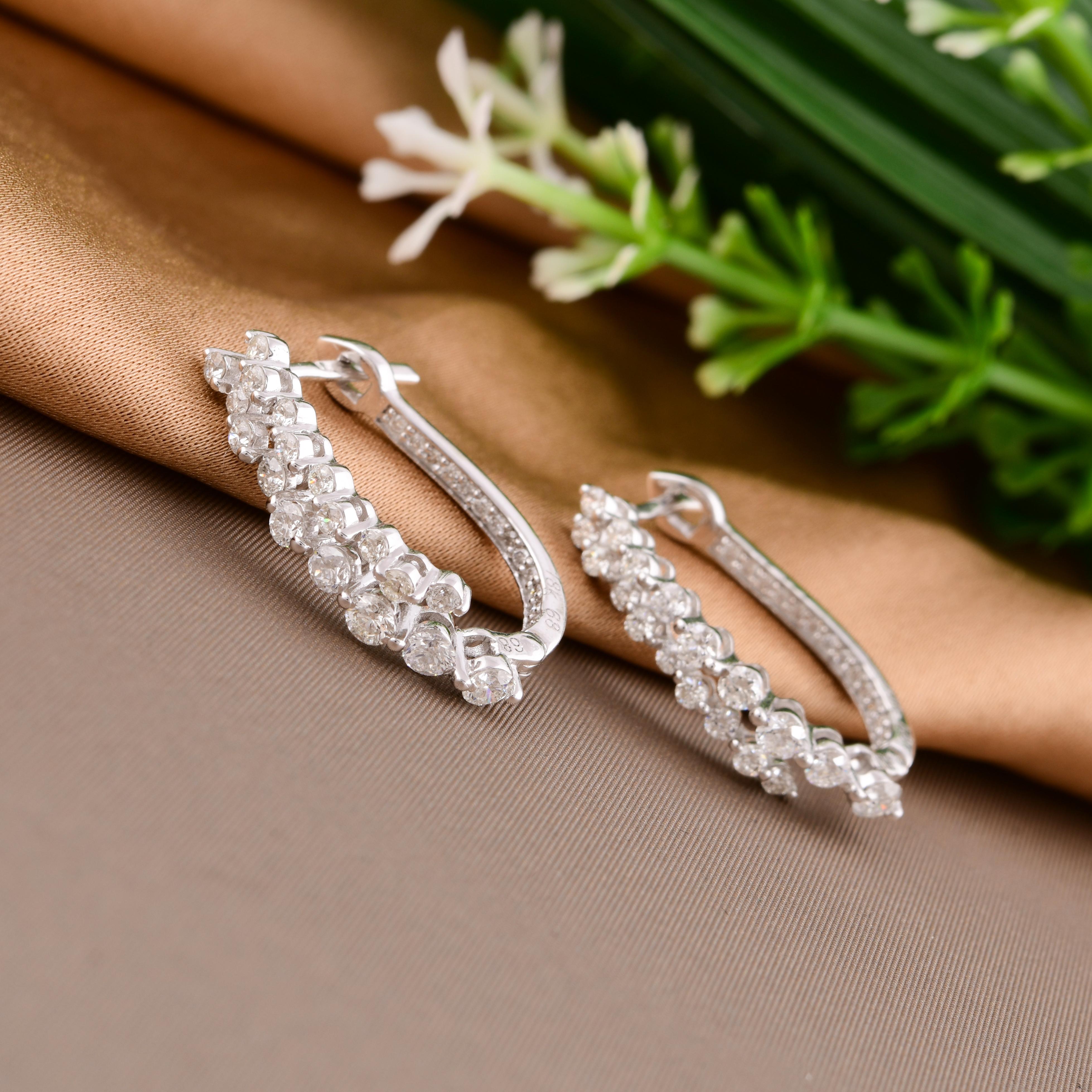 Taille ronde Boucles d'oreilles Huggies en or blanc 18k, diamants SI/H, taille brillant ronde en vente
