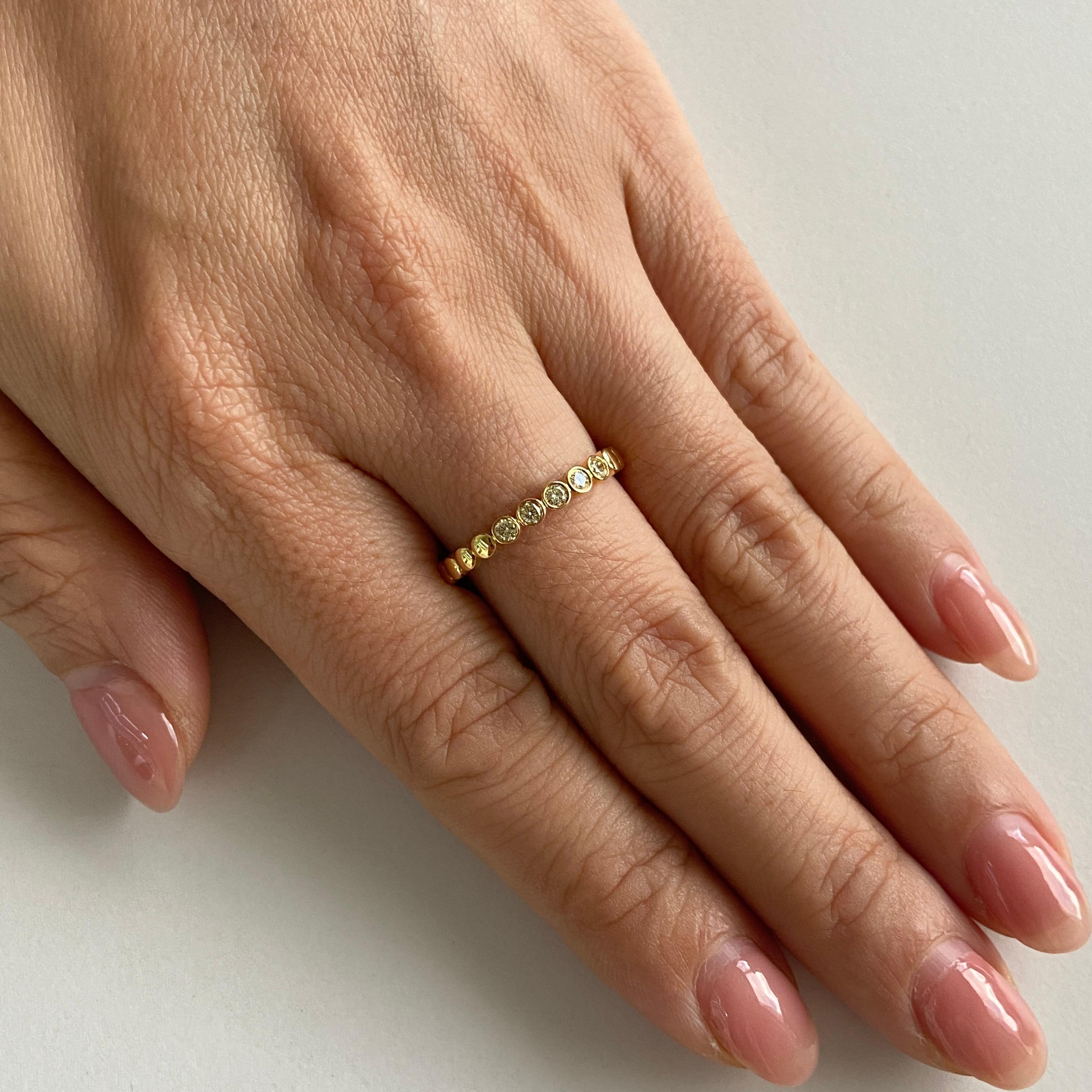 Anello a fascia in oro 18 carati con diamante giallo taglio brillante rotondo In condizioni Nuovo in vendita a Hong Kong, HK