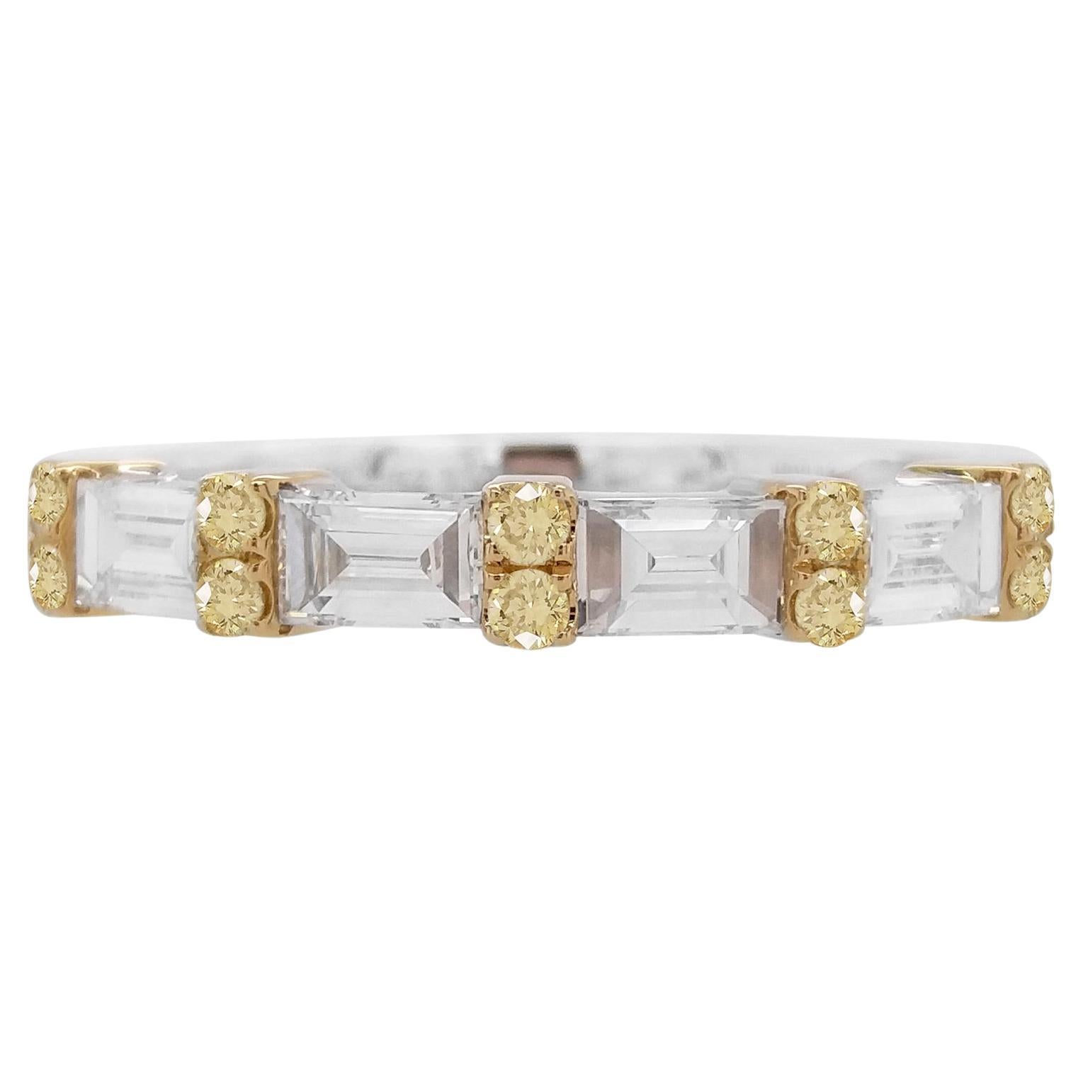 Anillo de oro de 18 quilates con diamante amarillo talla brillante redondo y diamante blanco baguette