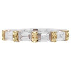 Anillo de oro de 18 quilates con diamante amarillo talla brillante redondo y diamante blanco baguette