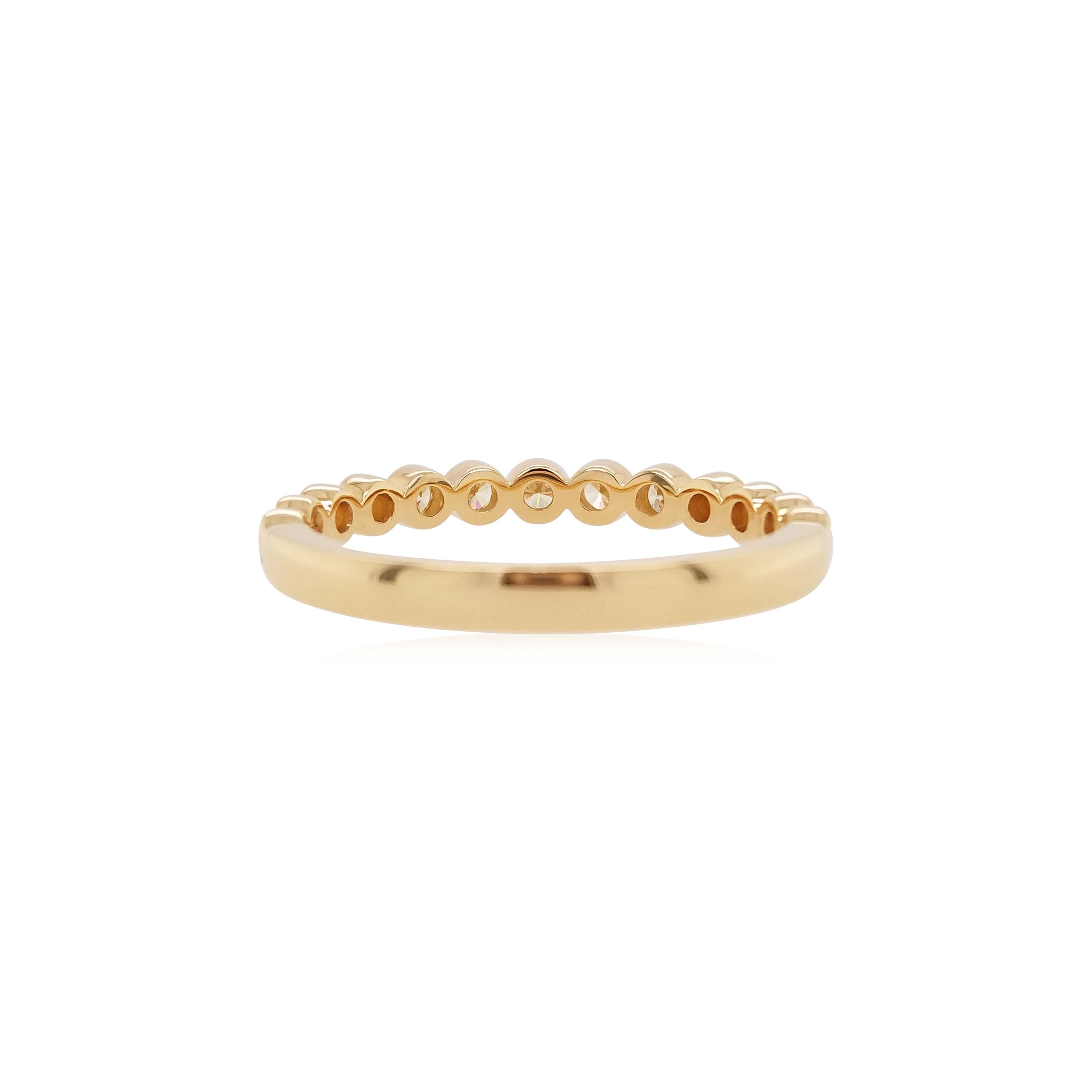 Elegante Anillo de banda con una hermosa línea de Raros diamantes Amarillos Naturales, fabricado en Oro de 18 K

Diamantes amarillos talla brillante redondos - 0.16 cts
Hecho en oro

HYT Jewelry es una empresa de joyería fina de diamantes y piedras