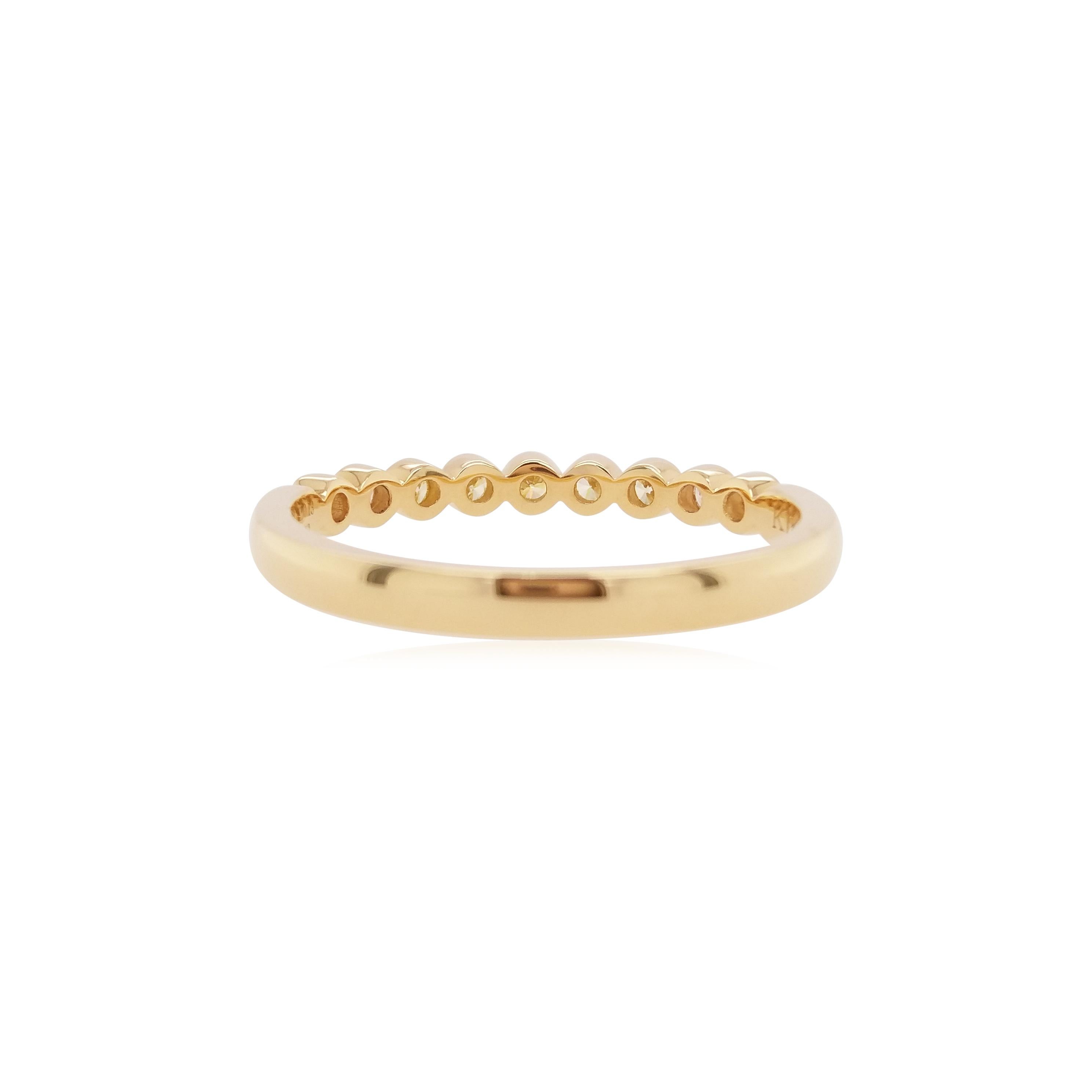 Stilvoller Bandring mit einer schönen Linie aus seltenen gelben Naturdiamanten und weißen Diamanten, aus 18 K Gold.

Gelbe Diamanten im Brillantschliff - 0.13 Karat
Weiße Diamanten im Brillantschliff - 0.10 Karat
Hergestellt in Gold


HYT Jewelry
