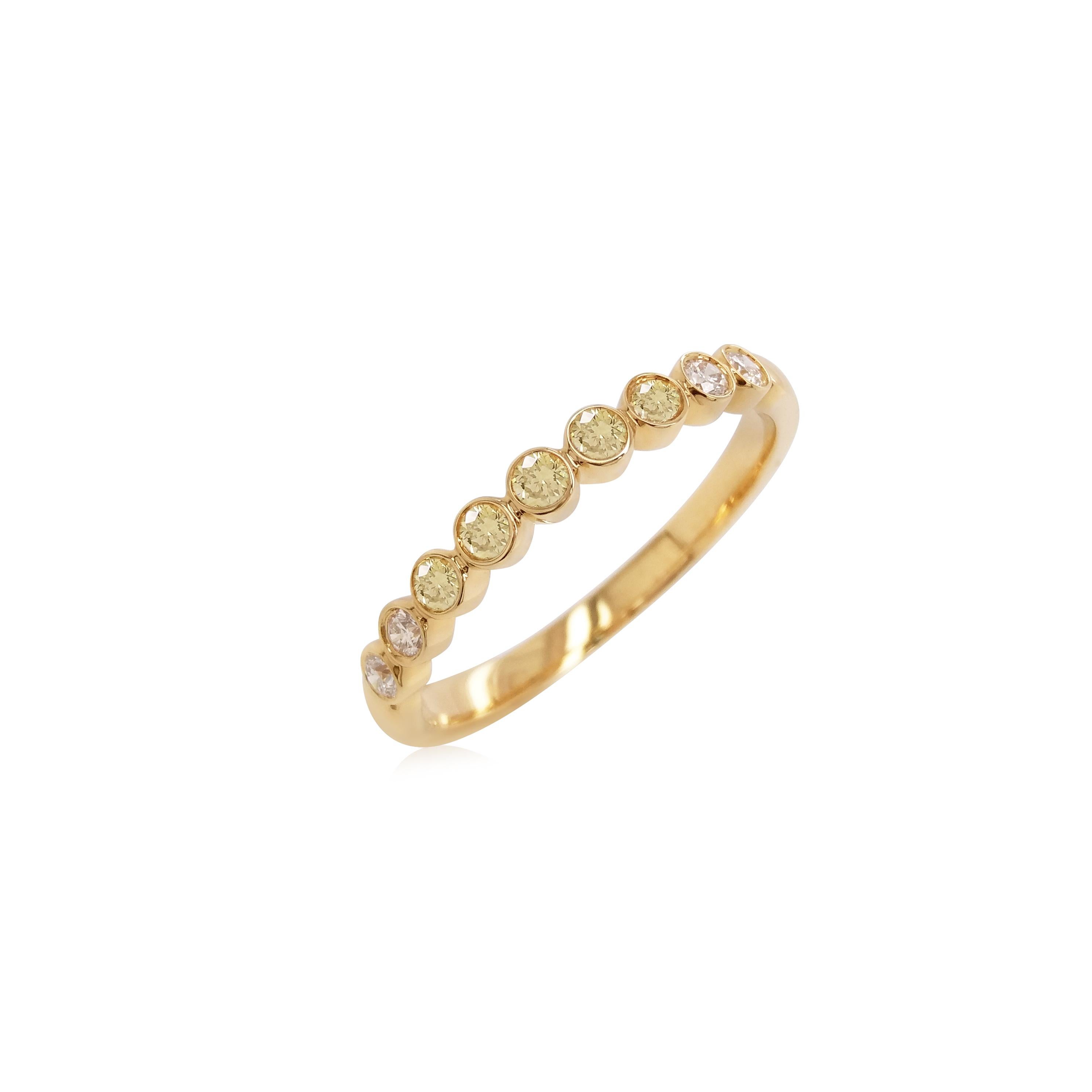 Ring aus 18 Karat Gold mit rundem gelbem Diamanten im Brillantschliff und weißem Diamanten (Art déco) im Angebot
