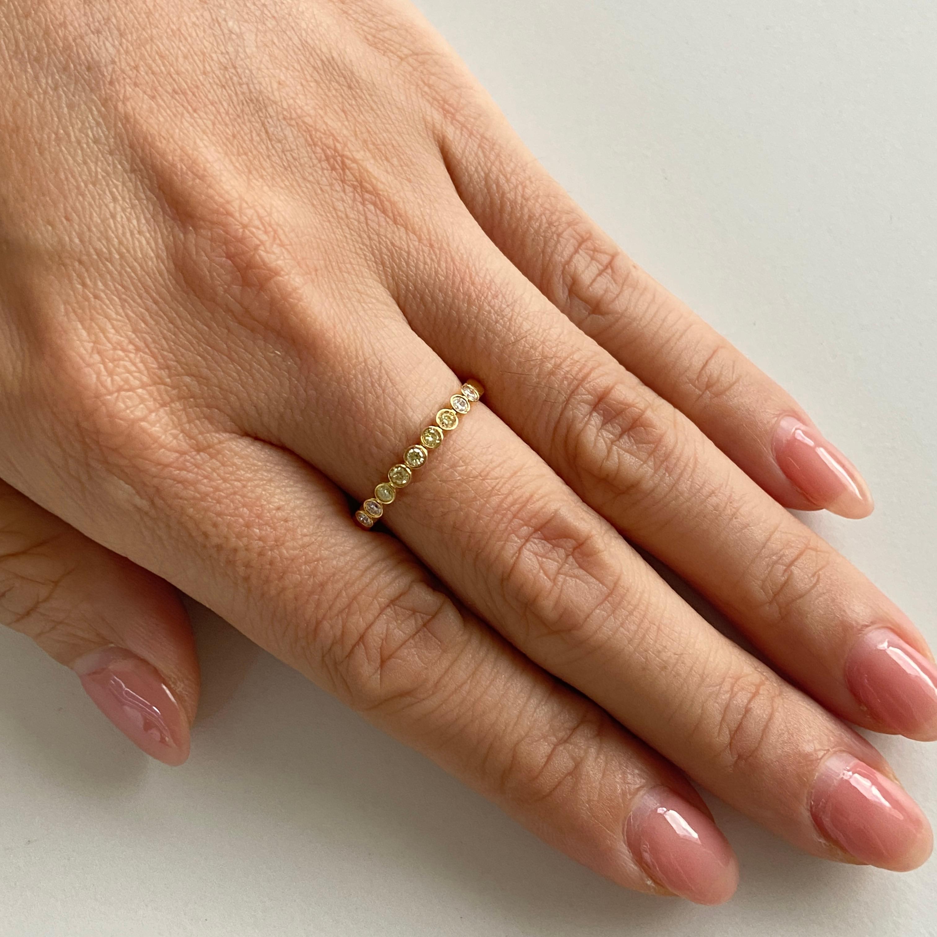 Bague en or 18K avec diamant jaune et diamant blanc à taille ronde et brillante Neuf - En vente à Hong Kong, HK
