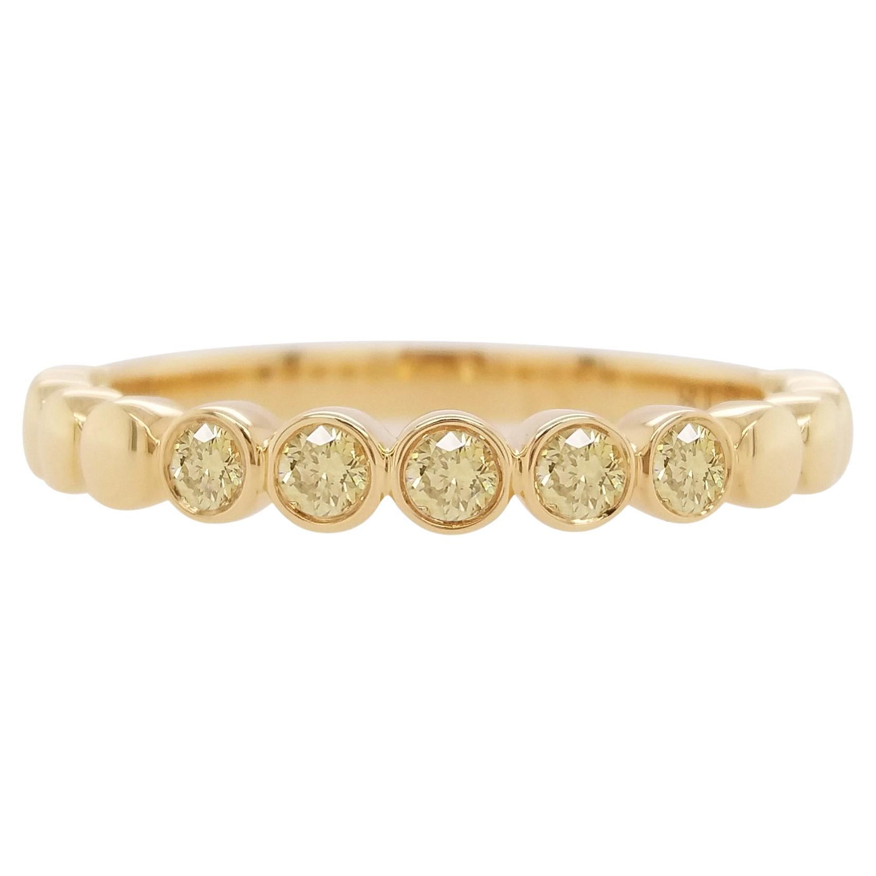 Anillo de oro de 18 quilates con diamante amarillo talla brillante redondo