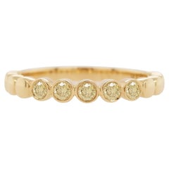 Anillo de oro de 18 quilates con diamante amarillo talla brillante redondo