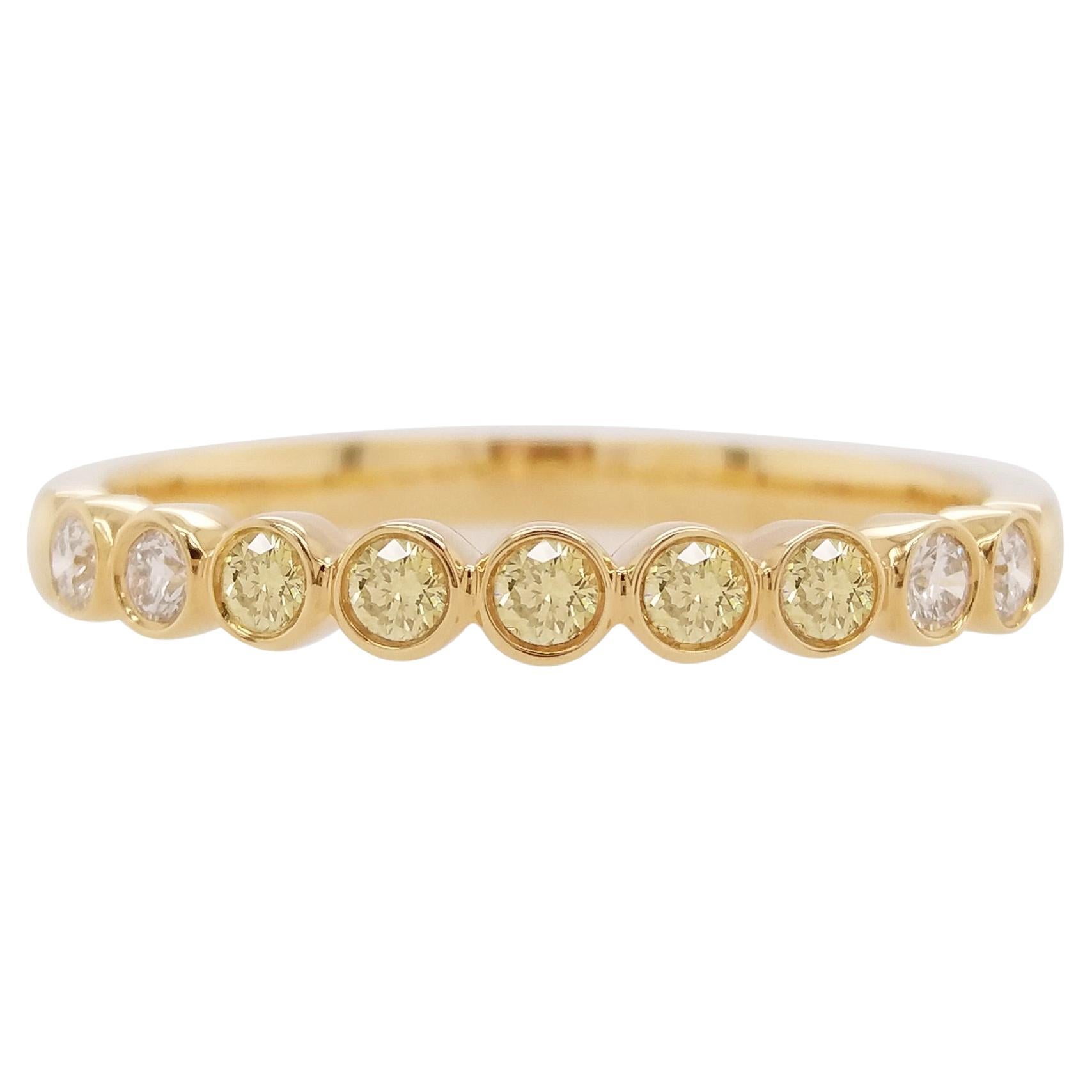 Anillo de oro de 18 quilates con diamante amarillo talla brillante redondo y diamante blanco