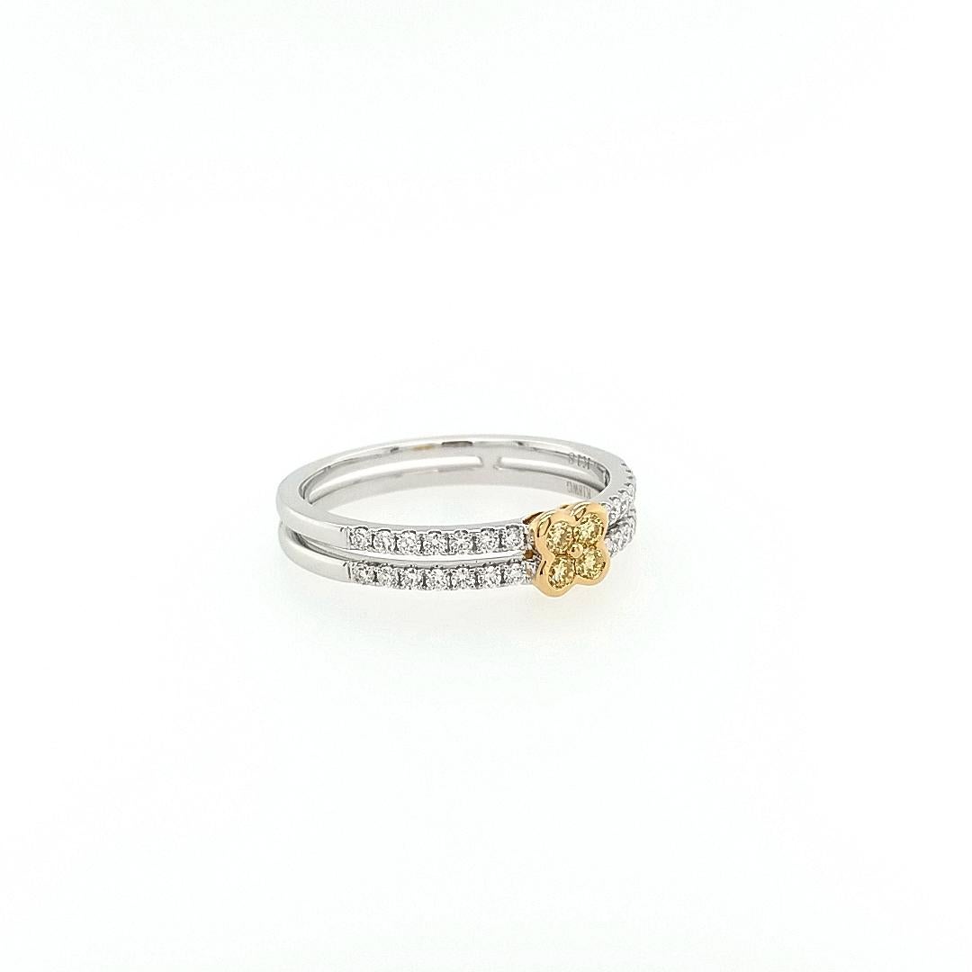 Ring aus 18 Karat Gold mit rundem gelbem Diamanten im Brillantschliff und weißem Diamanten im Zustand „Neu“ im Angebot in Hong Kong, HK