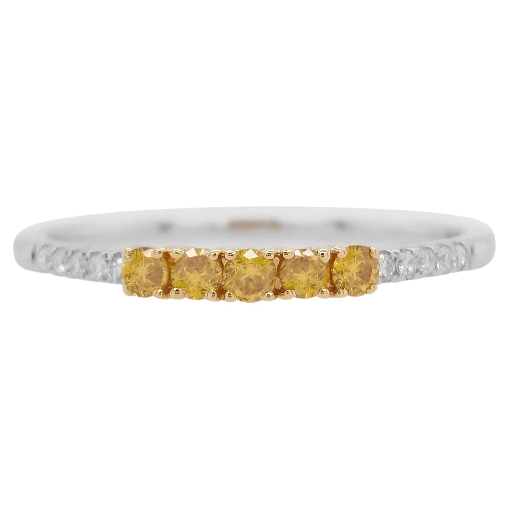 Round Brilliant Cut Yellow Diamond and White Diamond Band Ring made in 18K Gold For Sale