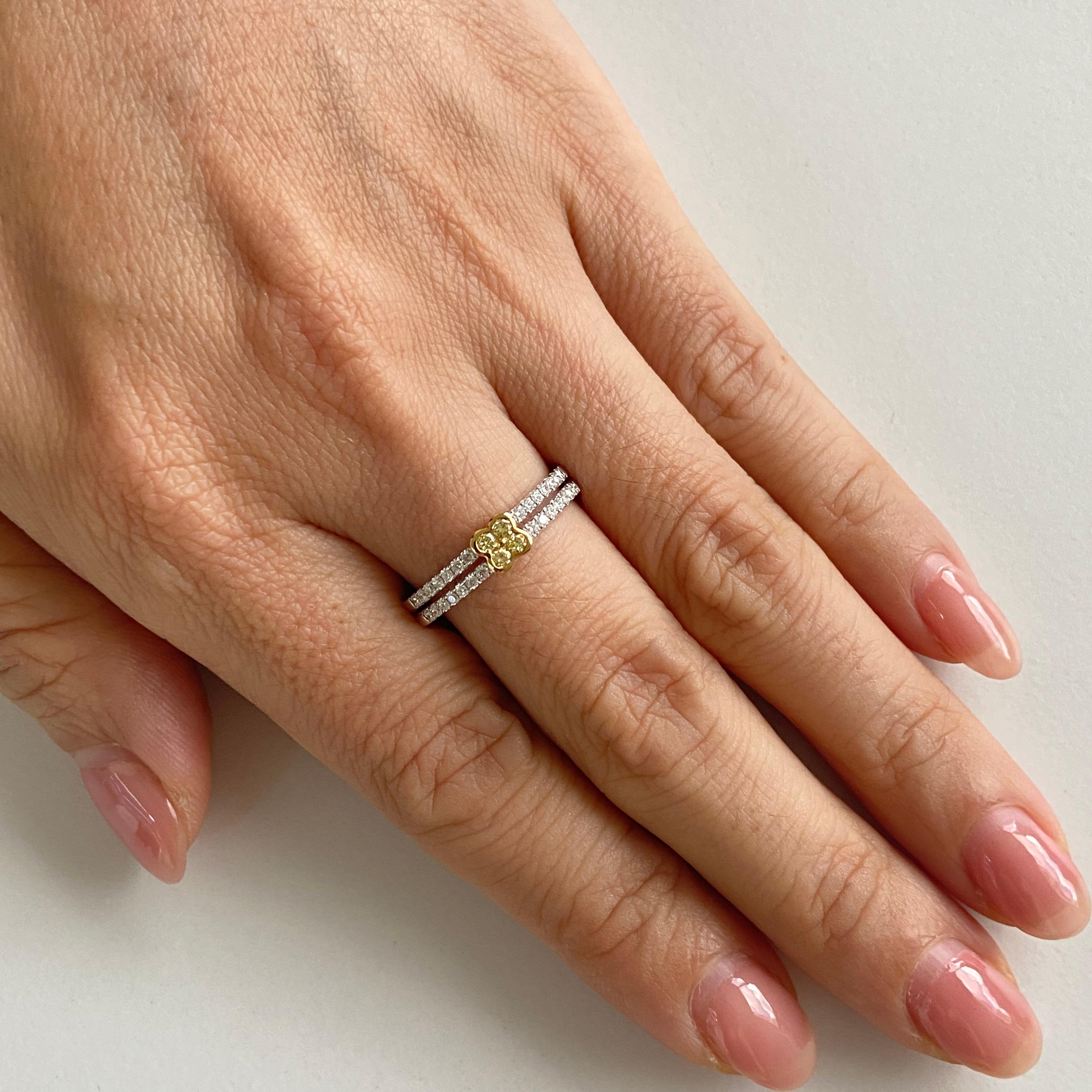 Donna Anello a fascia con diamante giallo e diamante bianco taglio Brilliante rotondo in oro 18 carati in vendita