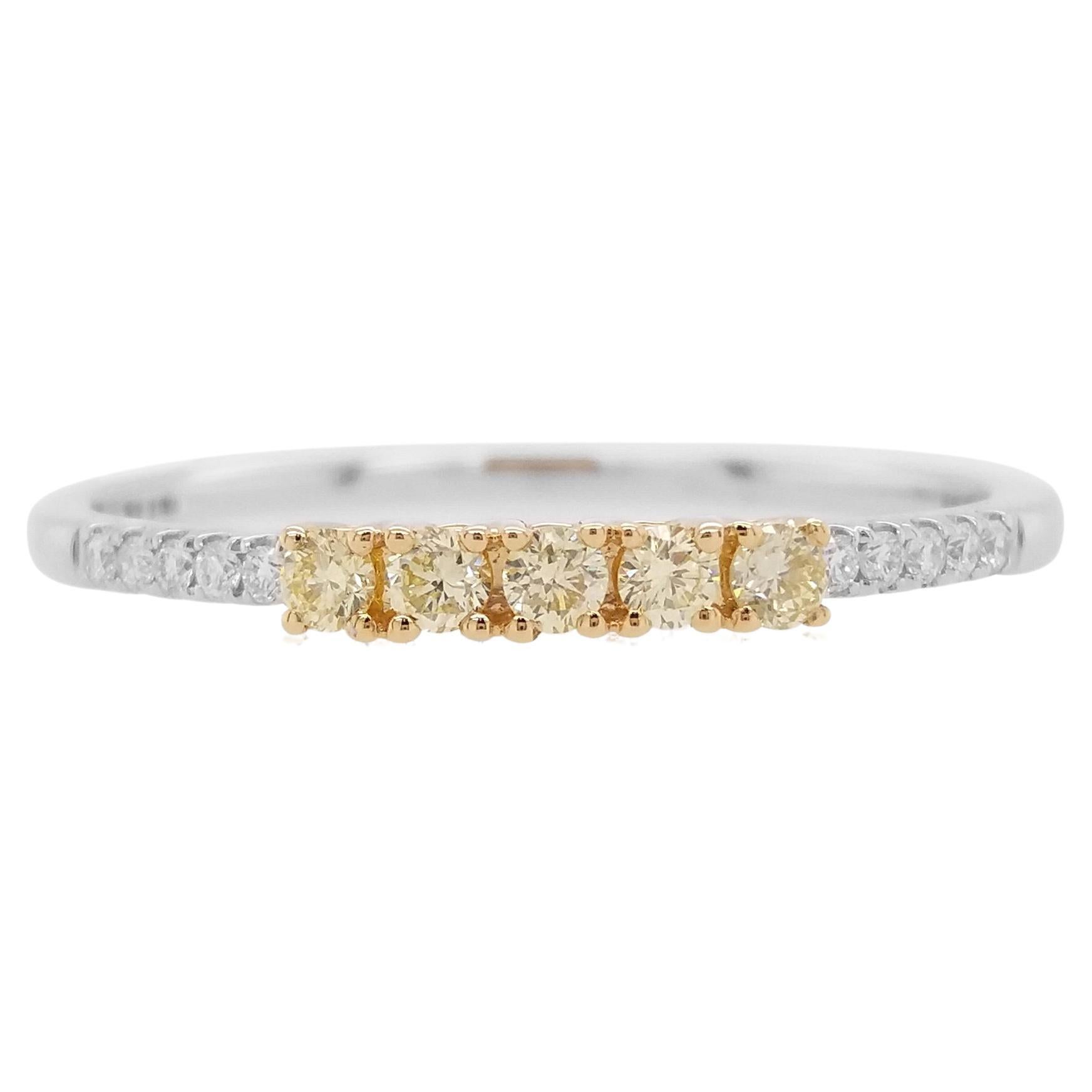 Ring aus 18 Karat Gold mit rundem gelbem Diamanten im Brillantschliff und weißem Diamanten