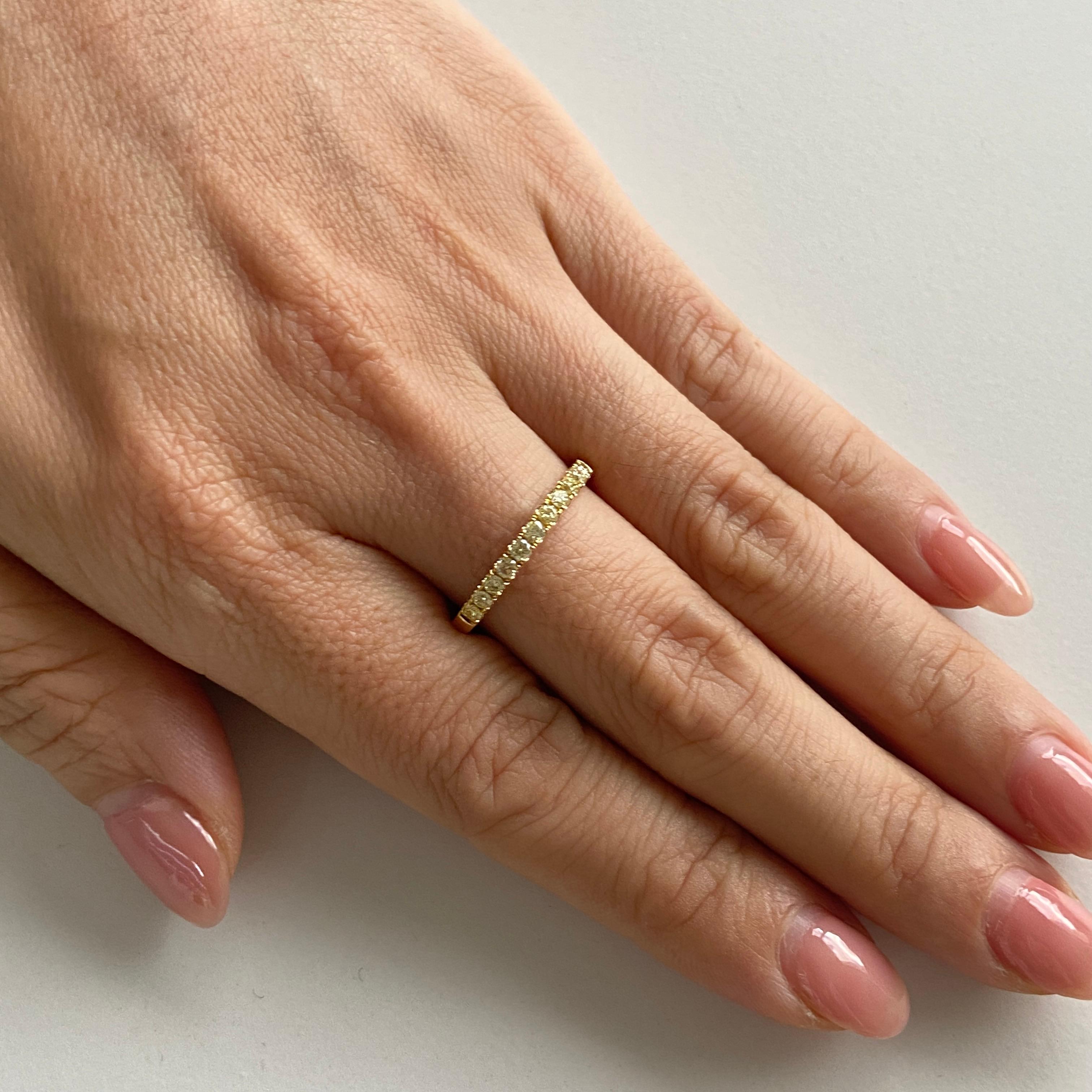 Ein eleganter Ring mit gelben Diamanten mit rundem Brillantschliff, eingefasst in ein Band aus 18 Karat Gold, das zeitlosen Stil und Charme versprüht 

Gelbe Diamanten - 0,35 Karat

HYT Jewelry ist ein Unternehmen in Privatbesitz mit Hauptsitz in