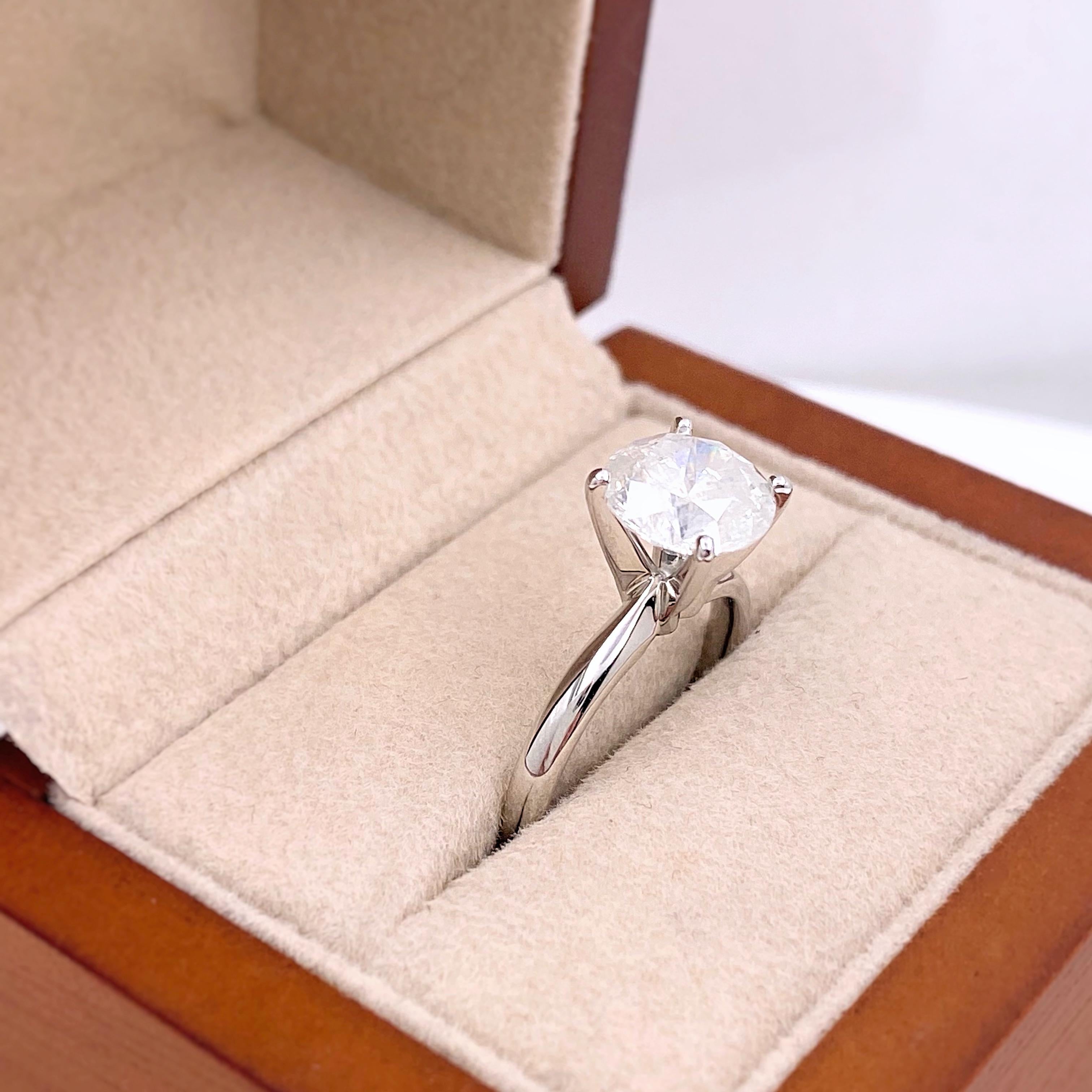 Women's Round Brilliant Diamond 2.00 Carat Solitaire Engagement Ring 14 Karat White Gold For Sale