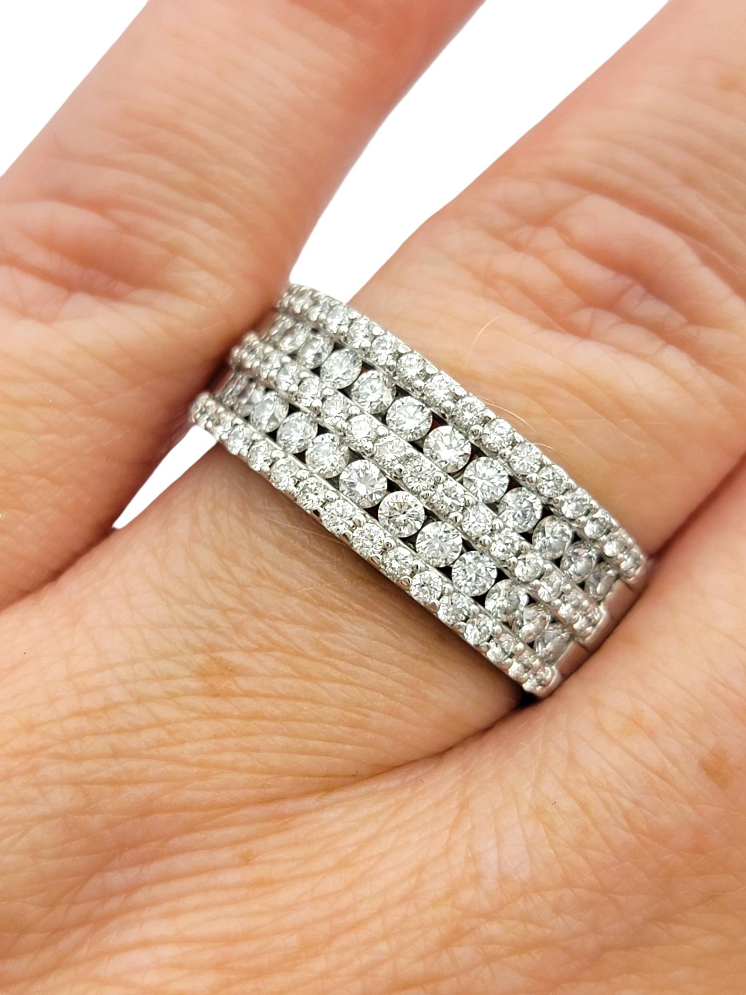 Anello a fascia larga con diamante tondo brillante a 5 file in oro lucido 18 carati, F-G / VS in vendita 3