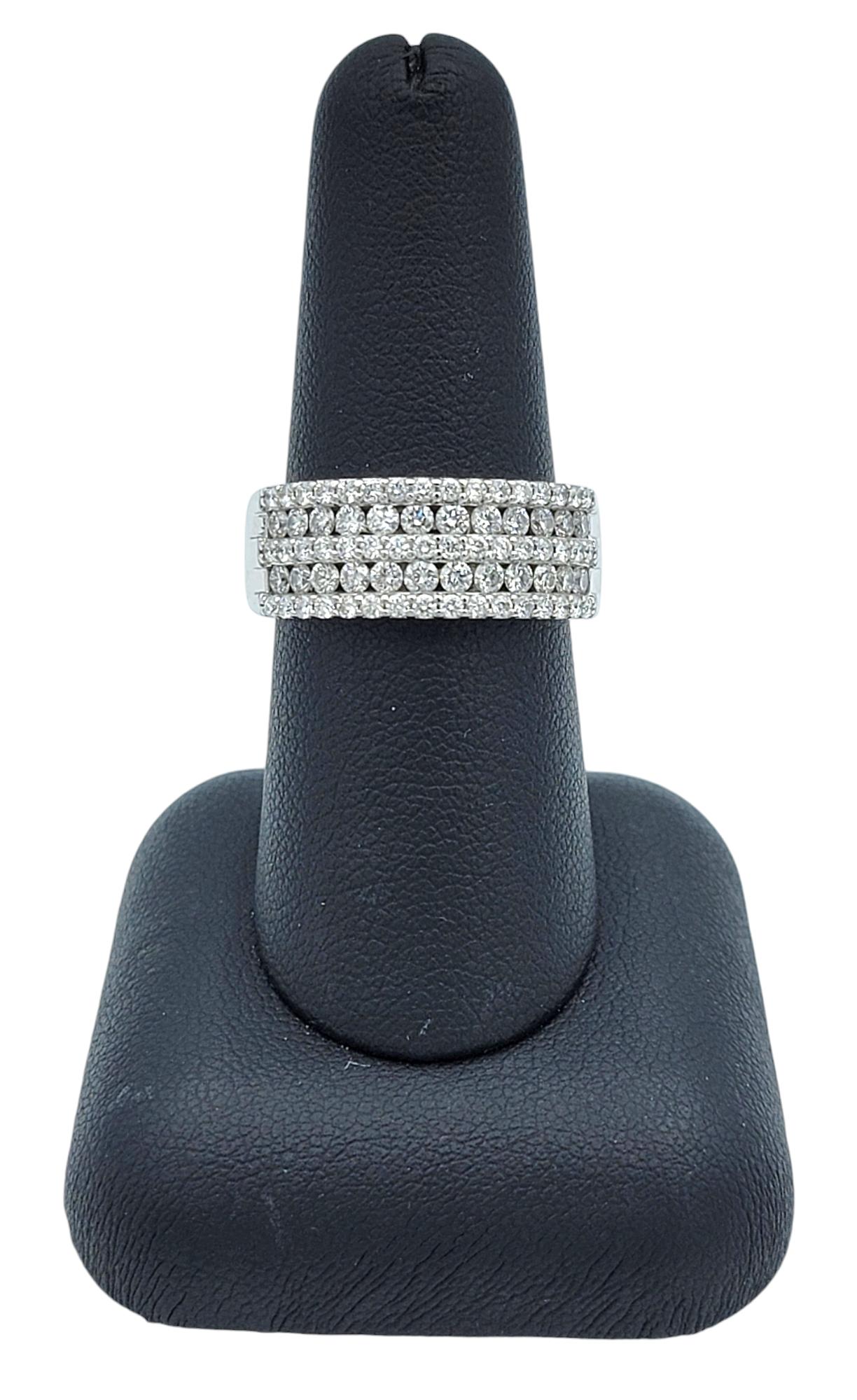 Anello a fascia larga con diamante tondo brillante a 5 file in oro lucido 18 carati, F-G / VS in vendita 4